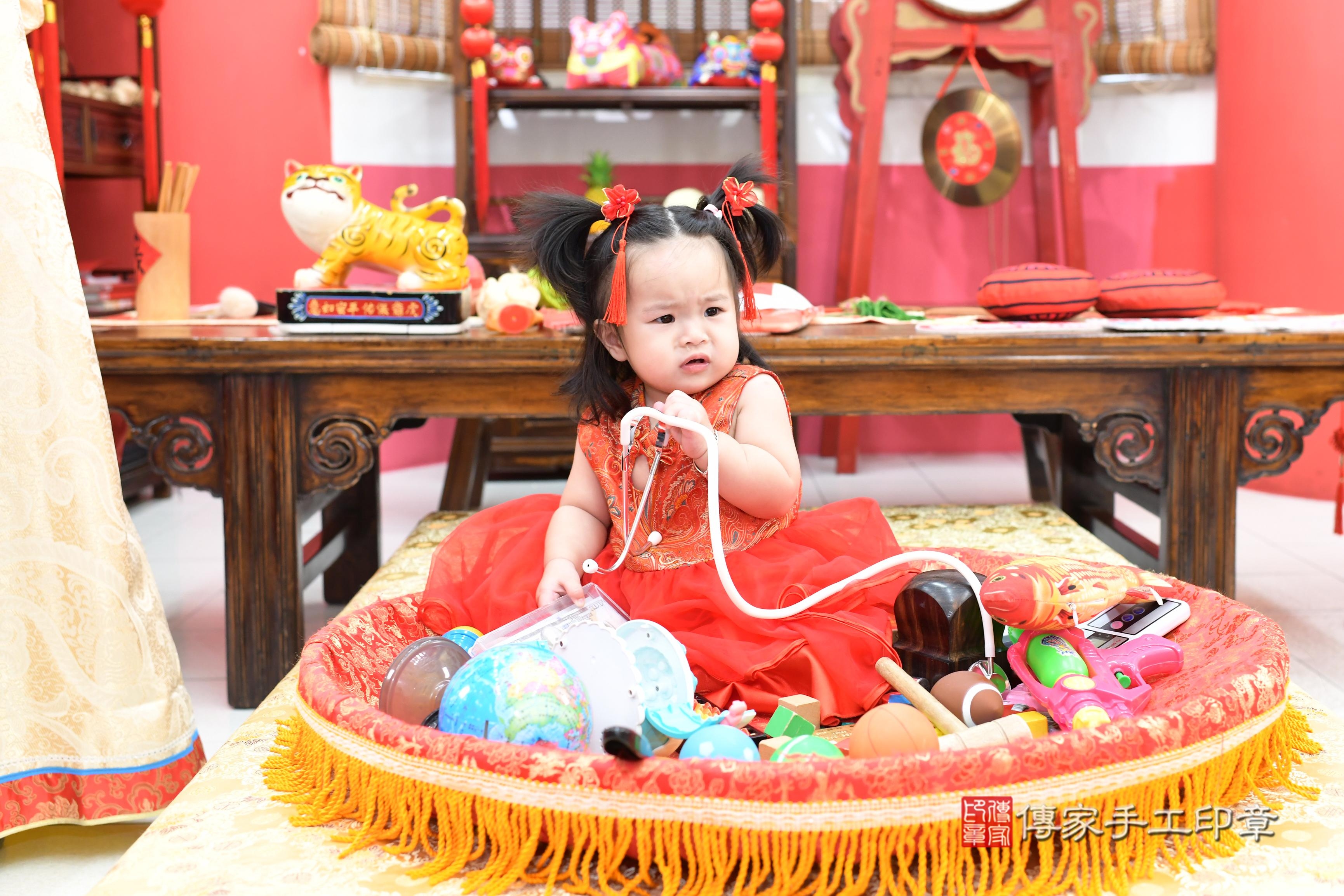 傳家手工印章高雄店、抓周、度脺、中國風會場、傳家嬰兒古禮、吉祥話、抓周道具物品24種、拍照。抓周證書。寶寶抓周、滿周歲、生日快樂、祝福 傳家手工印章高雄店、抓周、度脺、中國風會場、傳家嬰兒古禮、吉祥話、抓周道具物品24種、拍照。抓周證書。寶寶抓周、滿周歲、生日快樂、祝福