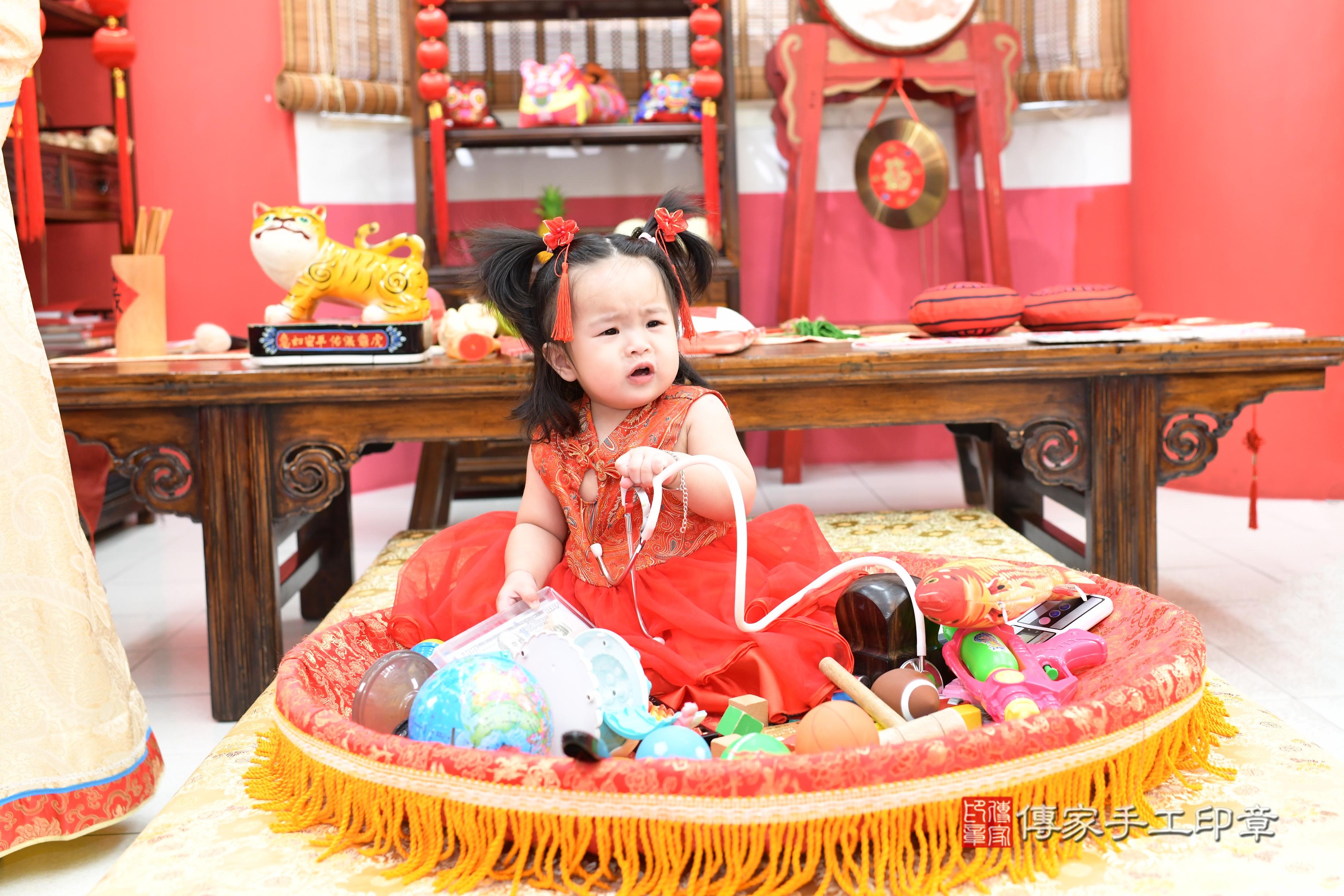 傳家手工印章高雄店、抓周、度脺、中國風會場、傳家嬰兒古禮、吉祥話、抓周道具物品24種、拍照。抓周證書。寶寶抓周、滿周歲、生日快樂、祝福 傳家手工印章高雄店、抓周、度脺、中國風會場、傳家嬰兒古禮、吉祥話、抓周道具物品24種、拍照。抓周證書。寶寶抓周、滿周歲、生日快樂、祝福