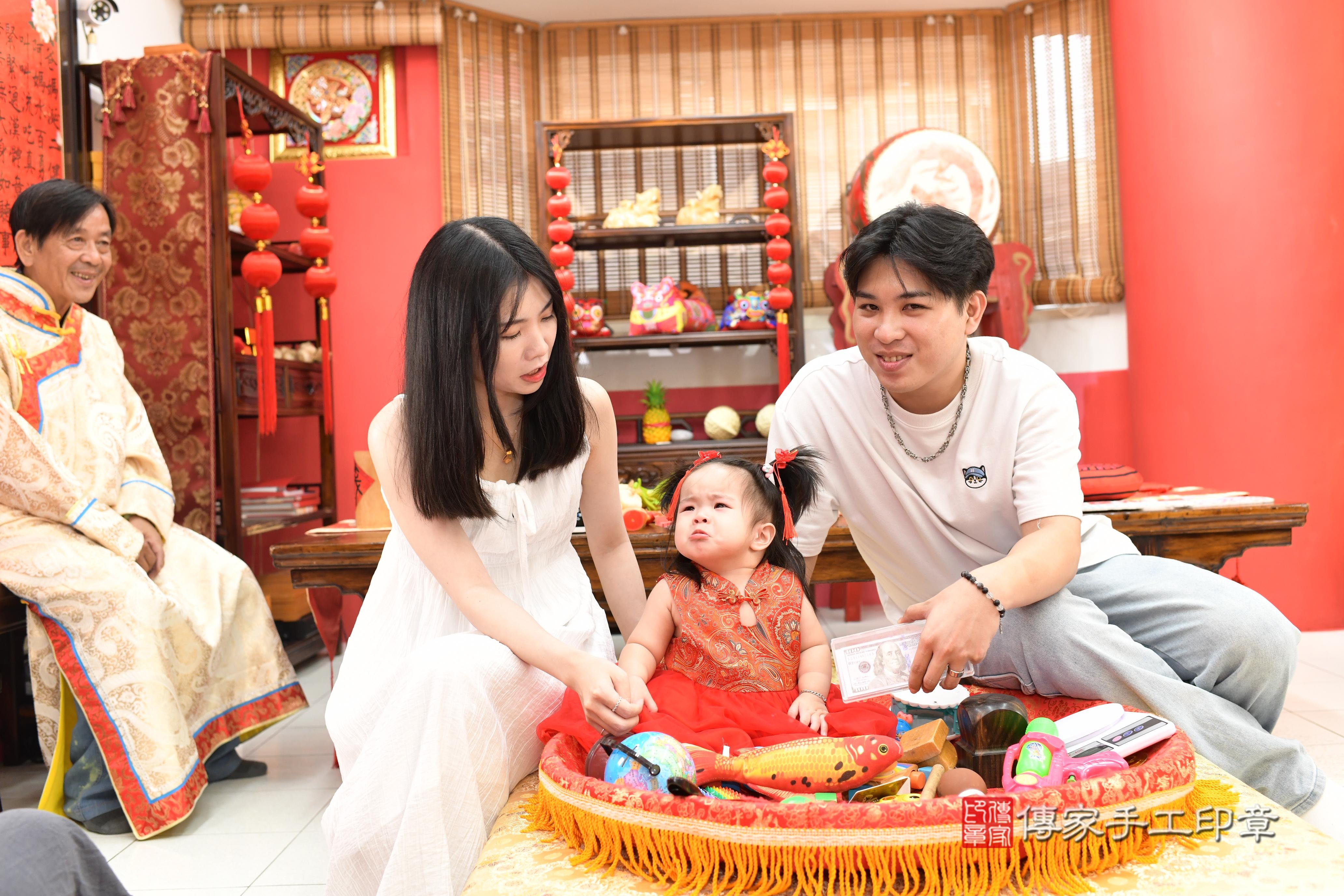 傳家手工印章高雄店、抓周、度脺、中國風會場、傳家嬰兒古禮、吉祥話、抓周道具物品24種、拍照。抓周證書。寶寶抓周、滿周歲、生日快樂、祝福 傳家手工印章高雄店、抓周、度脺、中國風會場、傳家嬰兒古禮、吉祥話、抓周道具物品24種、拍照。抓周證書。寶寶抓周、滿周歲、生日快樂、祝福