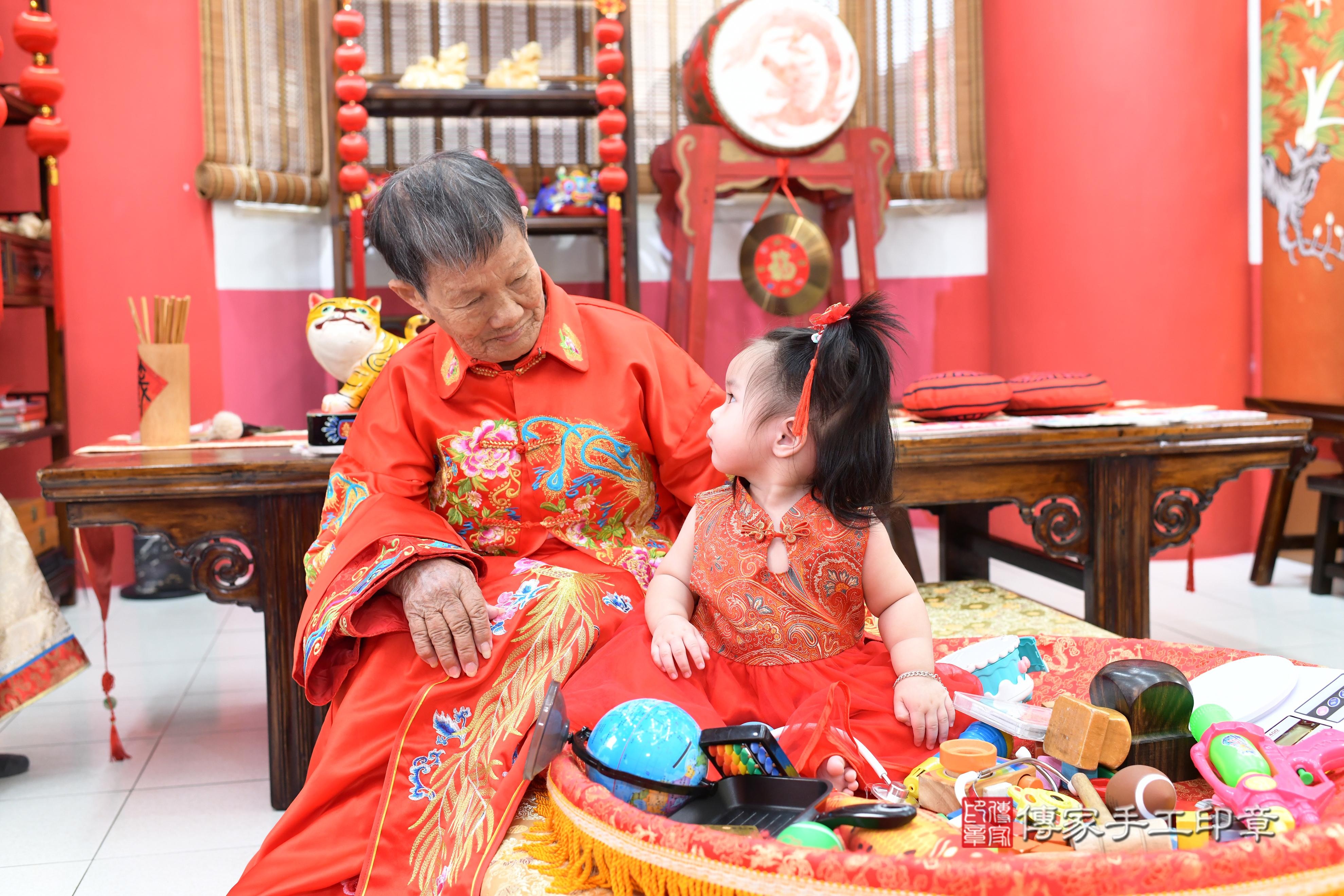 傳家手工印章高雄店、抓周、度脺、中國風會場、傳家嬰兒古禮、吉祥話、抓周道具物品24種、拍照。抓周證書。寶寶抓周、滿周歲、生日快樂、祝福 傳家手工印章高雄店、抓周、度脺、中國風會場、傳家嬰兒古禮、吉祥話、抓周道具物品24種、拍照。抓周證書。寶寶抓周、滿周歲、生日快樂、祝福