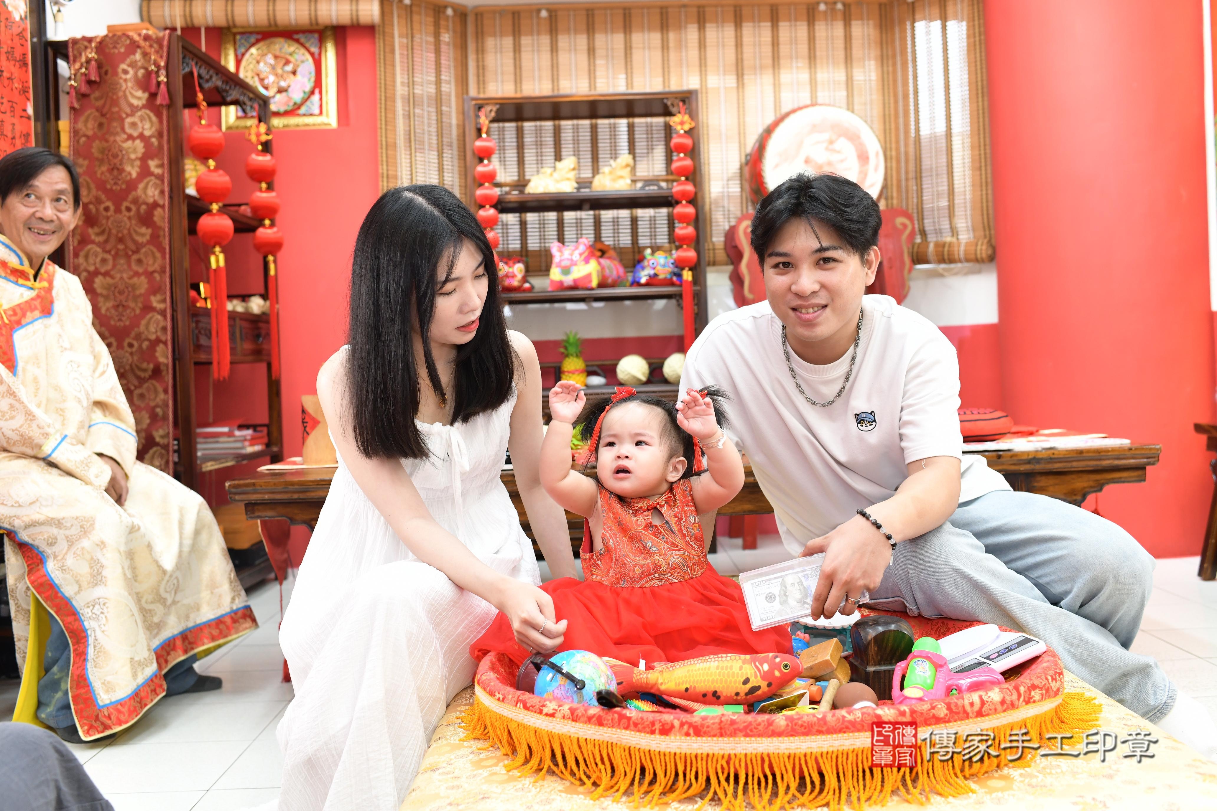 傳家手工印章高雄店、抓周、度脺、中國風會場、傳家嬰兒古禮、吉祥話、抓周道具物品24種、拍照。抓周證書。寶寶抓周、滿周歲、生日快樂、祝福 傳家手工印章高雄店、抓周、度脺、中國風會場、傳家嬰兒古禮、吉祥話、抓周道具物品24種、拍照。抓周證書。寶寶抓周、滿周歲、生日快樂、祝福