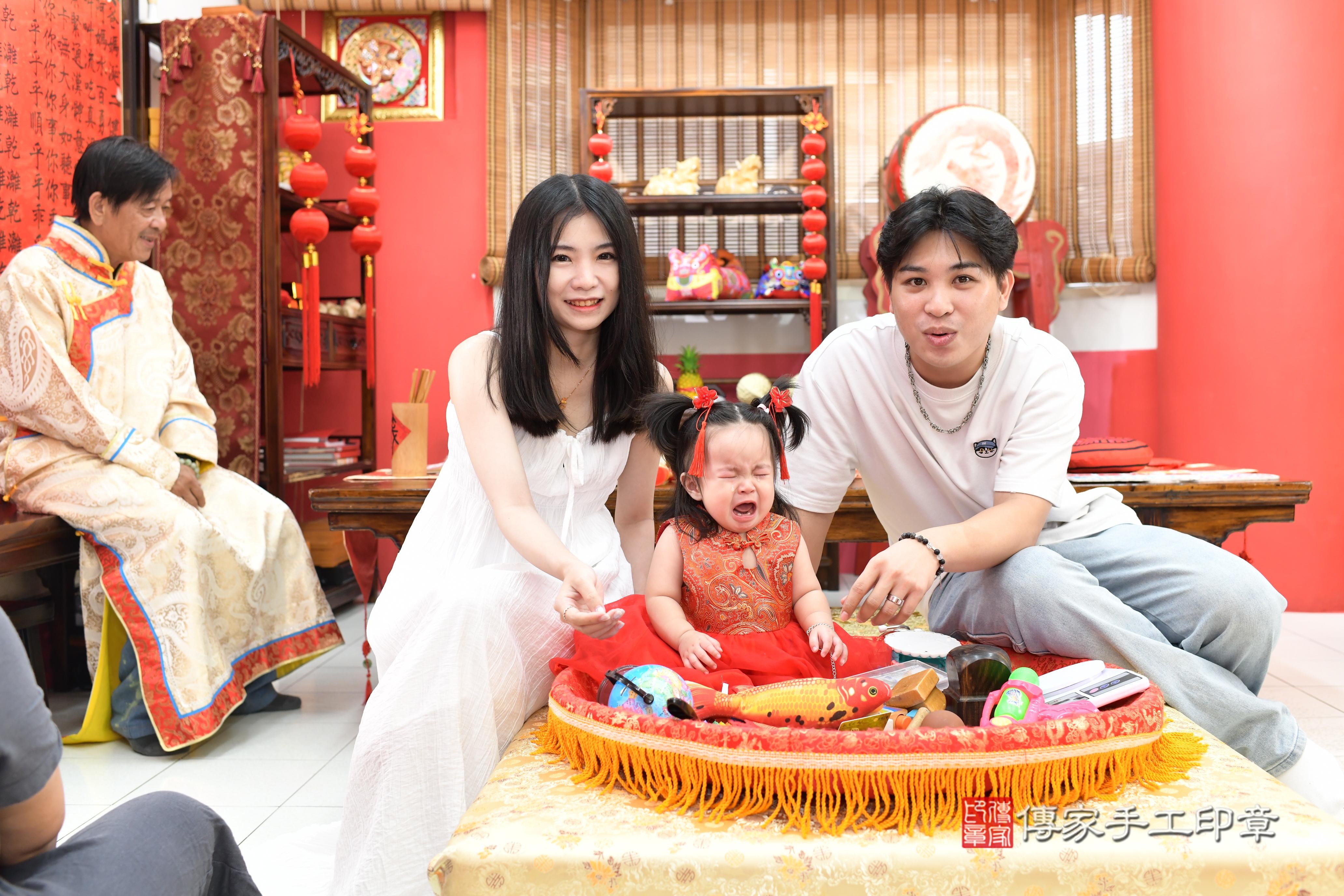 傳家手工印章高雄店、抓周、度脺、中國風會場、傳家嬰兒古禮、吉祥話、抓周道具物品24種、拍照。抓周證書。寶寶抓周、滿周歲、生日快樂、祝福 傳家手工印章高雄店、抓周、度脺、中國風會場、傳家嬰兒古禮、吉祥話、抓周道具物品24種、拍照。抓周證書。寶寶抓周、滿周歲、生日快樂、祝福