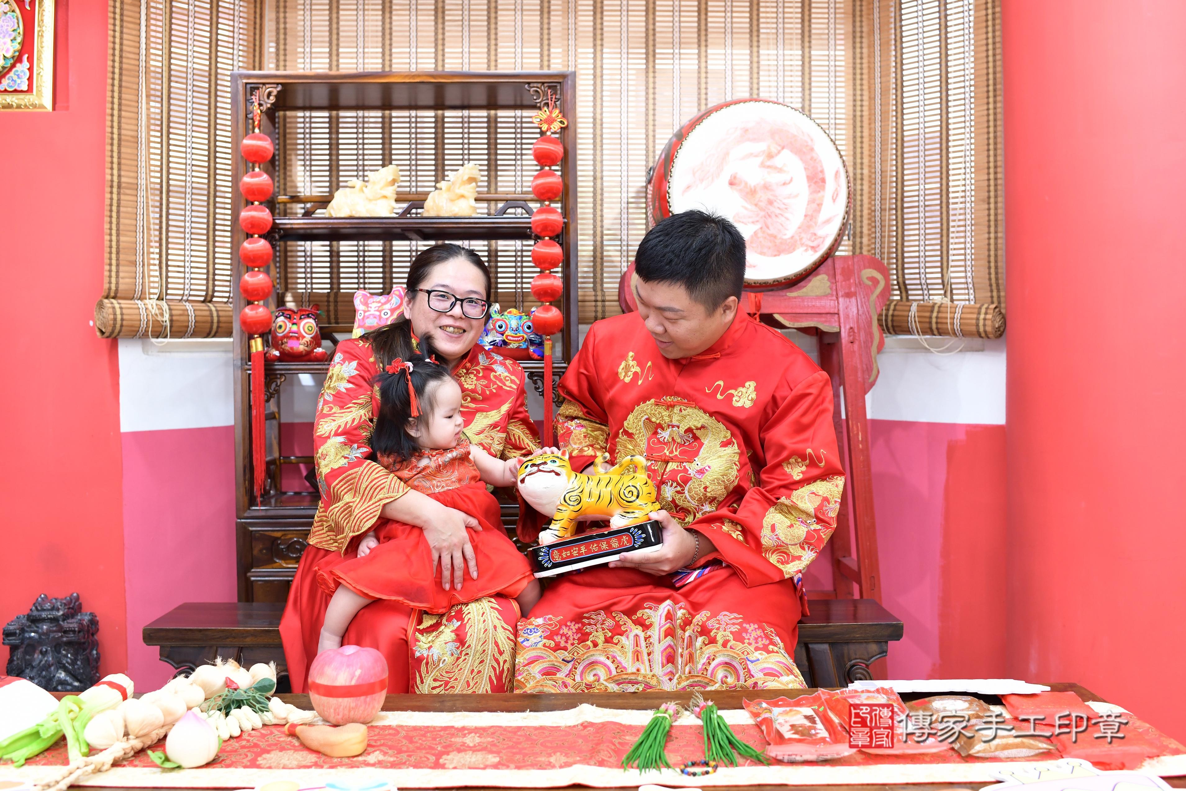 傳家手工印章高雄店、抓周、度脺、中國風會場、傳家嬰兒古禮、吉祥話、抓周道具物品24種、拍照。抓周證書。寶寶抓周、滿周歲、生日快樂、祝福 傳家手工印章高雄店、抓周、度脺、中國風會場、傳家嬰兒古禮、吉祥話、抓周道具物品24種、拍照。抓周證書。寶寶抓周、滿周歲、生日快樂、祝福