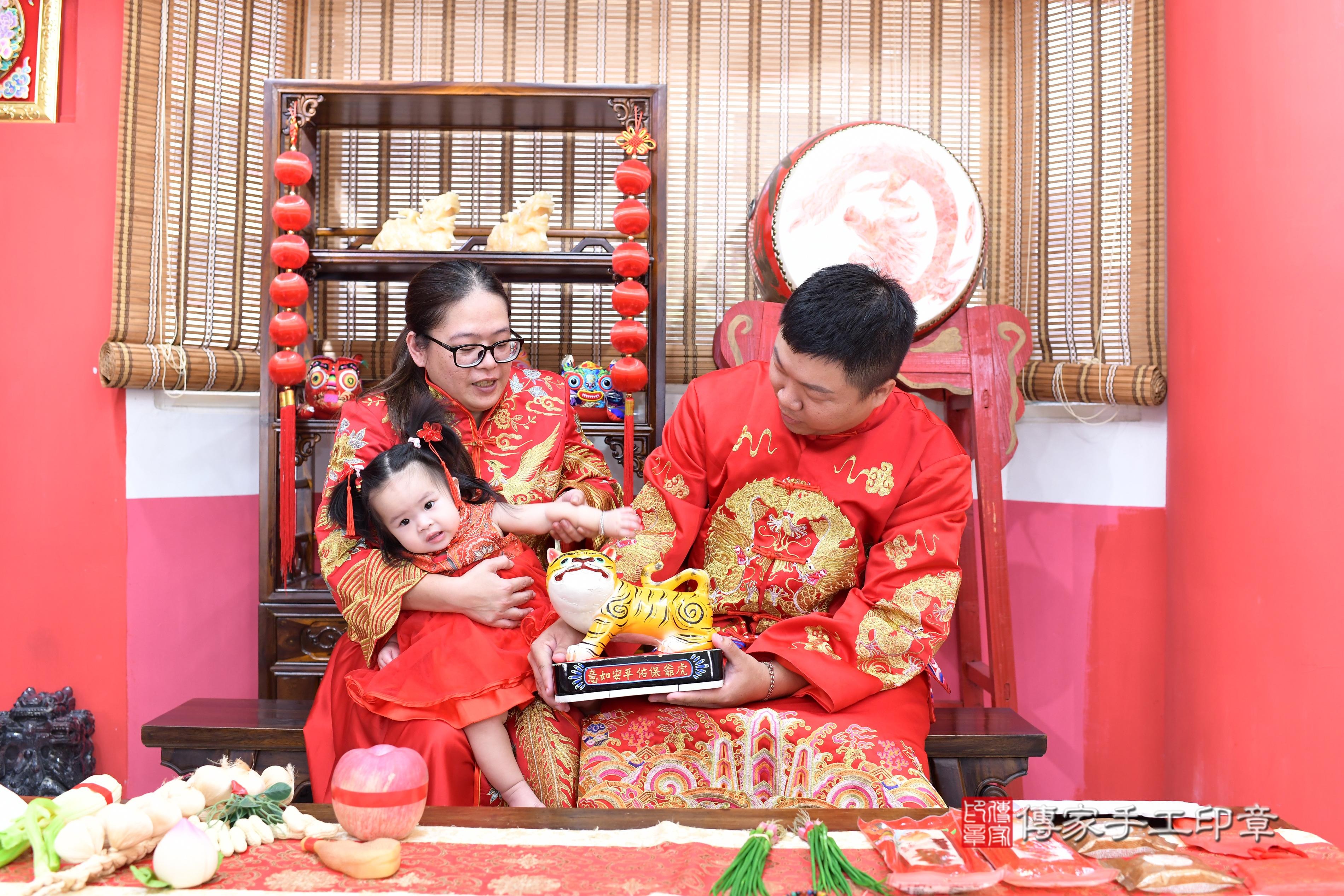 傳家手工印章高雄店、抓周、度脺、中國風會場、傳家嬰兒古禮、吉祥話、抓周道具物品24種、拍照。抓周證書。寶寶抓周、滿周歲、生日快樂、祝福 傳家手工印章高雄店、抓周、度脺、中國風會場、傳家嬰兒古禮、吉祥話、抓周道具物品24種、拍照。抓周證書。寶寶抓周、滿周歲、生日快樂、祝福