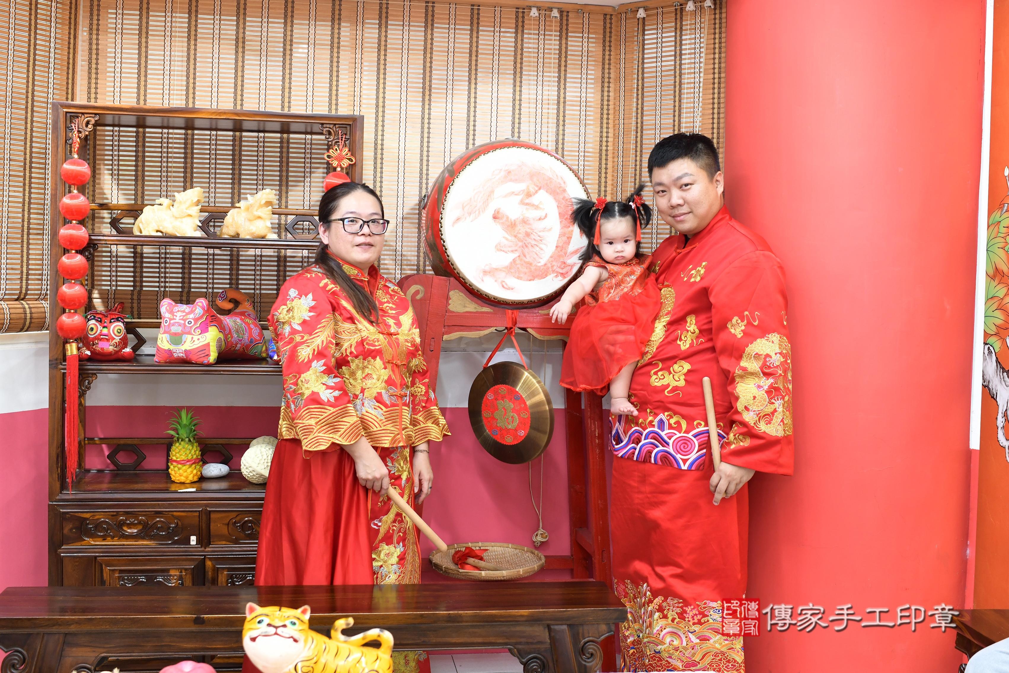 傳家手工印章高雄店、抓周、度脺、中國風會場、傳家嬰兒古禮、吉祥話、抓周道具物品24種、拍照。抓周證書。寶寶抓周、滿周歲、生日快樂、祝福 傳家手工印章高雄店、抓周、度脺、中國風會場、傳家嬰兒古禮、吉祥話、抓周道具物品24種、拍照。抓周證書。寶寶抓周、滿周歲、生日快樂、祝福