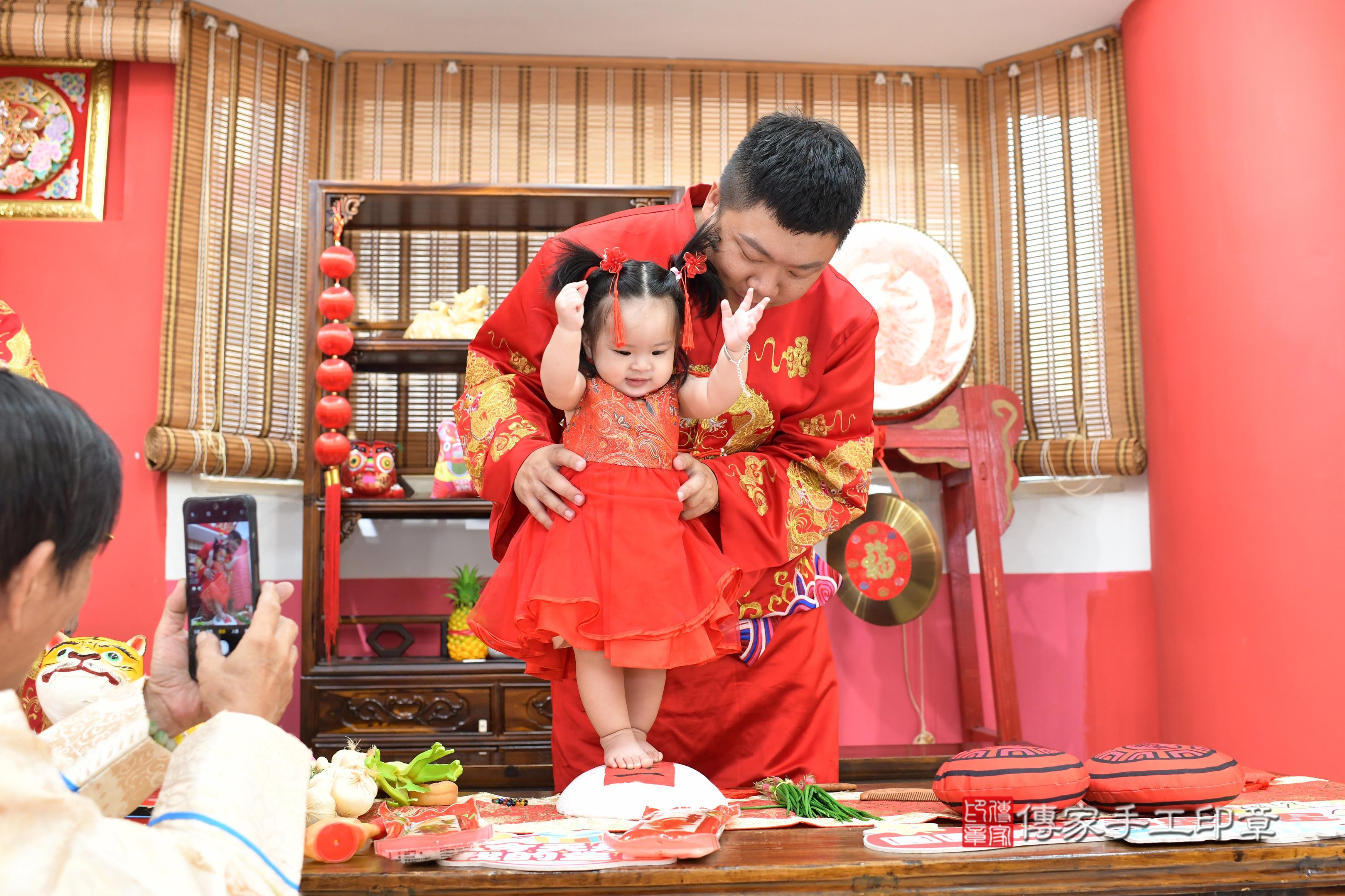 傳家手工印章高雄店、抓周、度脺、中國風會場、傳家嬰兒古禮、吉祥話、抓周道具物品24種、拍照。抓周證書。寶寶抓周、滿周歲、生日快樂、祝福 傳家手工印章高雄店、抓周、度脺、中國風會場、傳家嬰兒古禮、吉祥話、抓周道具物品24種、拍照。抓周證書。寶寶抓周、滿周歲、生日快樂、祝福