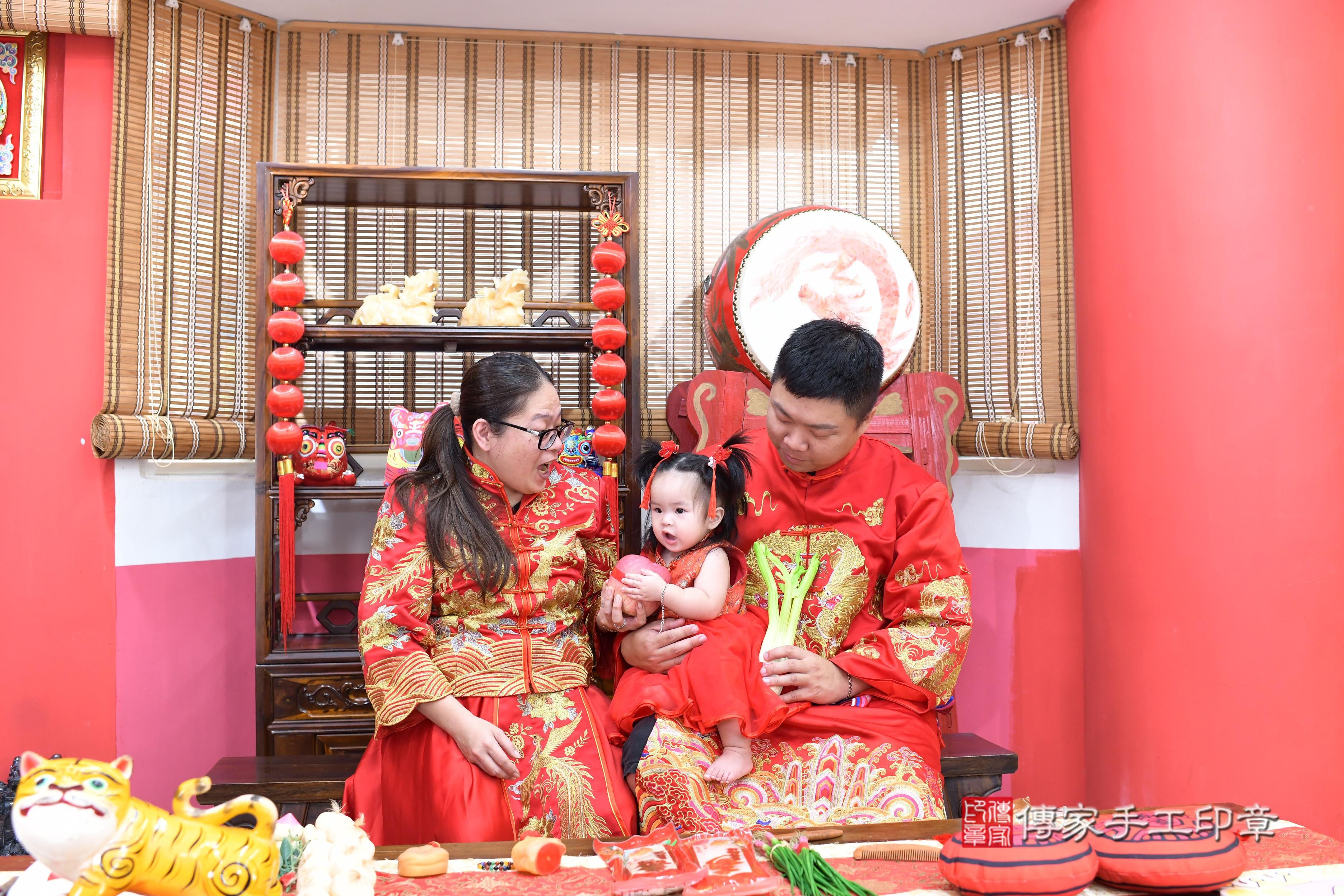 傳家手工印章高雄店、抓周、度脺、中國風會場、傳家嬰兒古禮、吉祥話、抓周道具物品24種、拍照。抓周證書。寶寶抓周、滿周歲、生日快樂、祝福 傳家手工印章高雄店、抓周、度脺、中國風會場、傳家嬰兒古禮、吉祥話、抓周道具物品24種、拍照。抓周證書。寶寶抓周、滿周歲、生日快樂、祝福