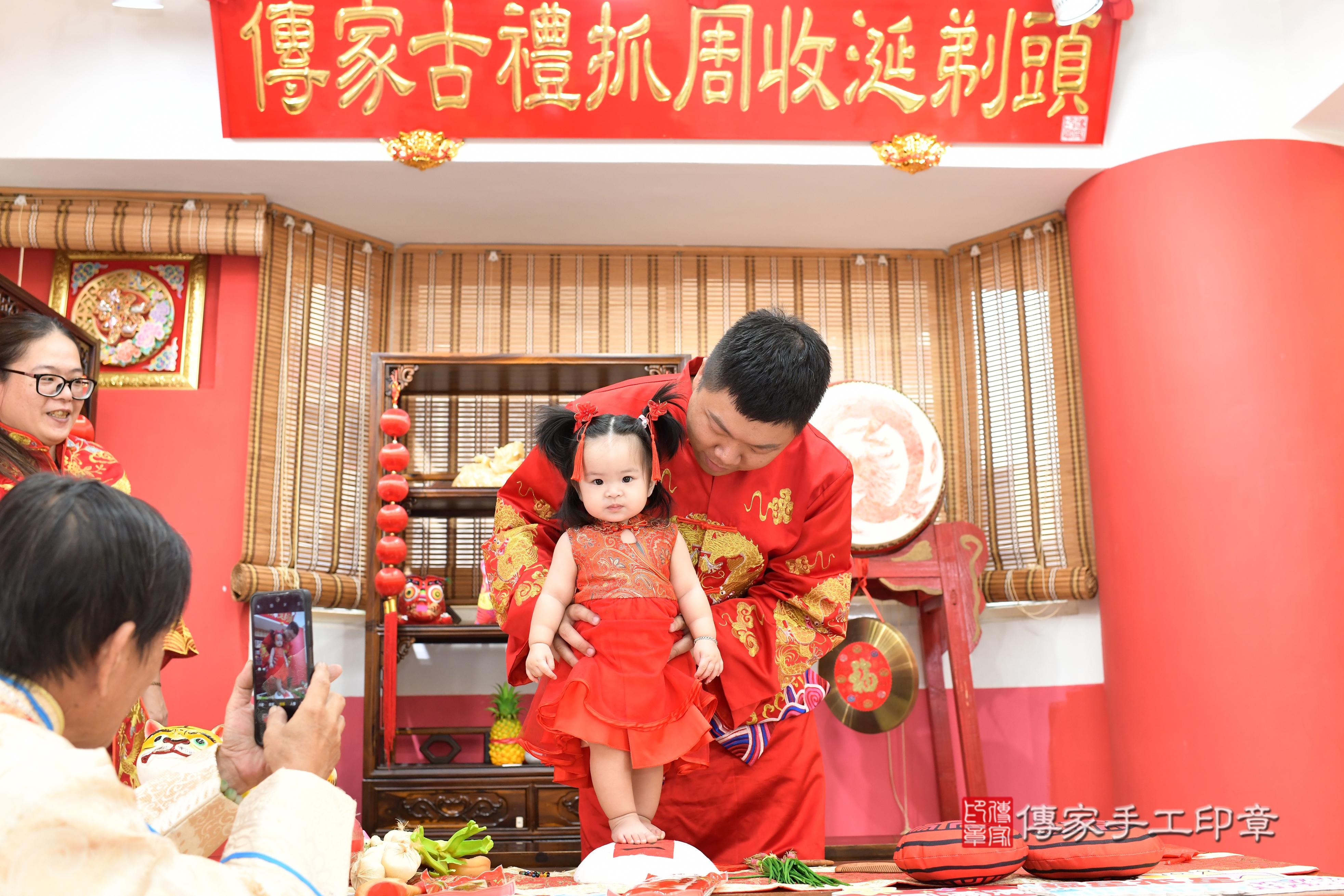 傳家手工印章高雄店、抓周、度脺、中國風會場、傳家嬰兒古禮、吉祥話、抓周道具物品24種、拍照。抓周證書。寶寶抓周、滿周歲、生日快樂、祝福 傳家手工印章高雄店、抓周、度脺、中國風會場、傳家嬰兒古禮、吉祥話、抓周道具物品24種、拍照。抓周證書。寶寶抓周、滿周歲、生日快樂、祝福