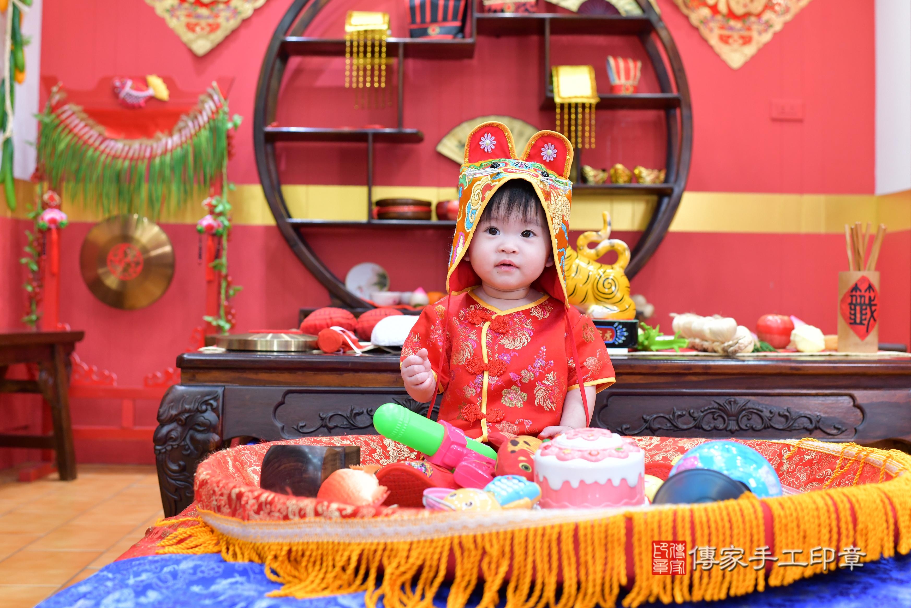 傳家手工印章桃園店、抓周、度脺、美式風會場、傳家嬰兒古禮、吉祥話、抓周道具物品24種、拍照。抓周證書。寶寶抓周、滿周歲、生日快樂、祝福 傳家手工印章桃園店、抓周、度脺、美式風會場、傳家嬰兒古禮、吉祥話、抓周道具物品24種、拍照。抓周證書。寶寶抓周、滿周歲、生日快樂、祝福