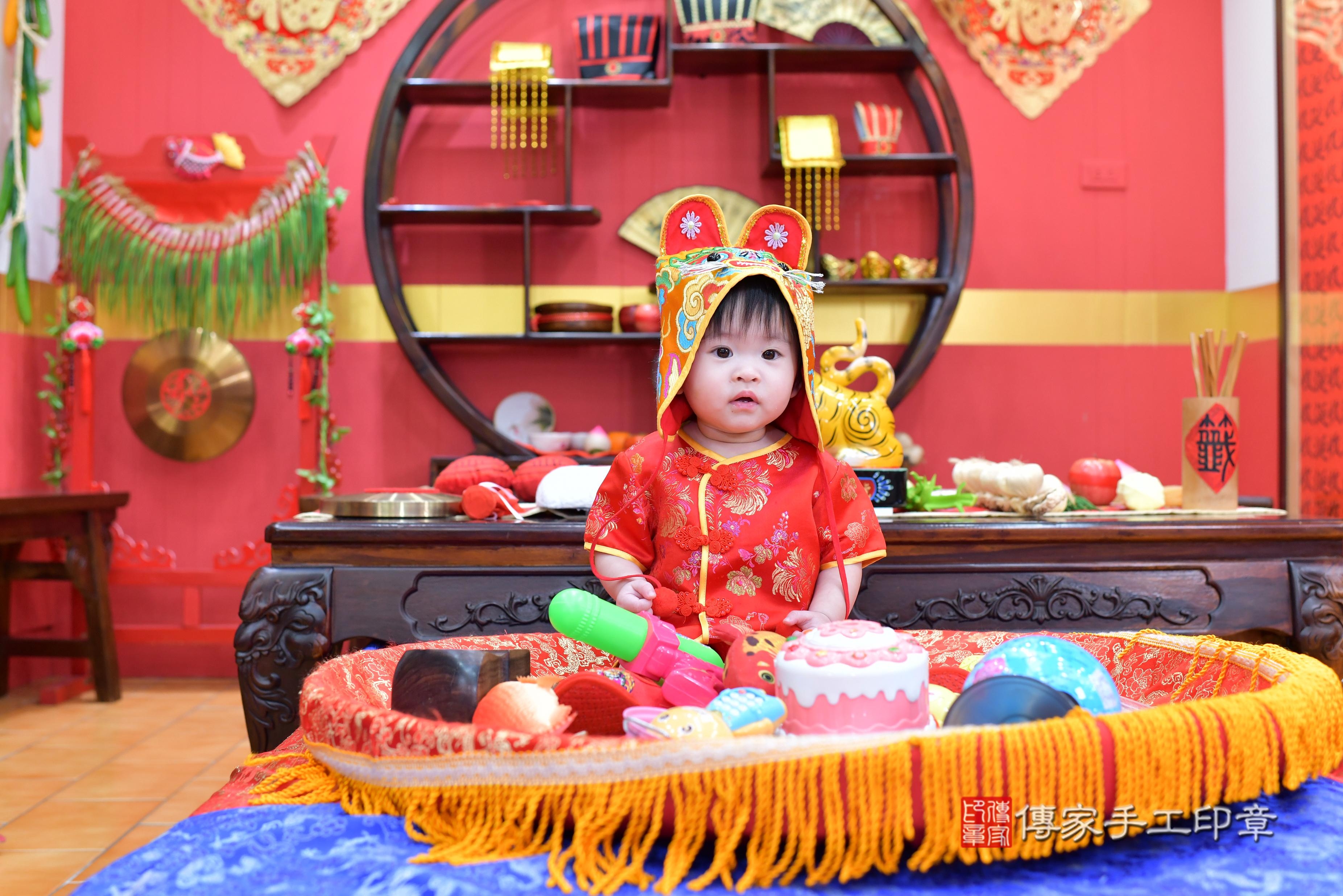 傳家手工印章桃園店、抓周、度脺、美式風會場、傳家嬰兒古禮、吉祥話、抓周道具物品24種、拍照。抓周證書。寶寶抓周、滿周歲、生日快樂、祝福 傳家手工印章桃園店、抓周、度脺、美式風會場、傳家嬰兒古禮、吉祥話、抓周道具物品24種、拍照。抓周證書。寶寶抓周、滿周歲、生日快樂、祝福