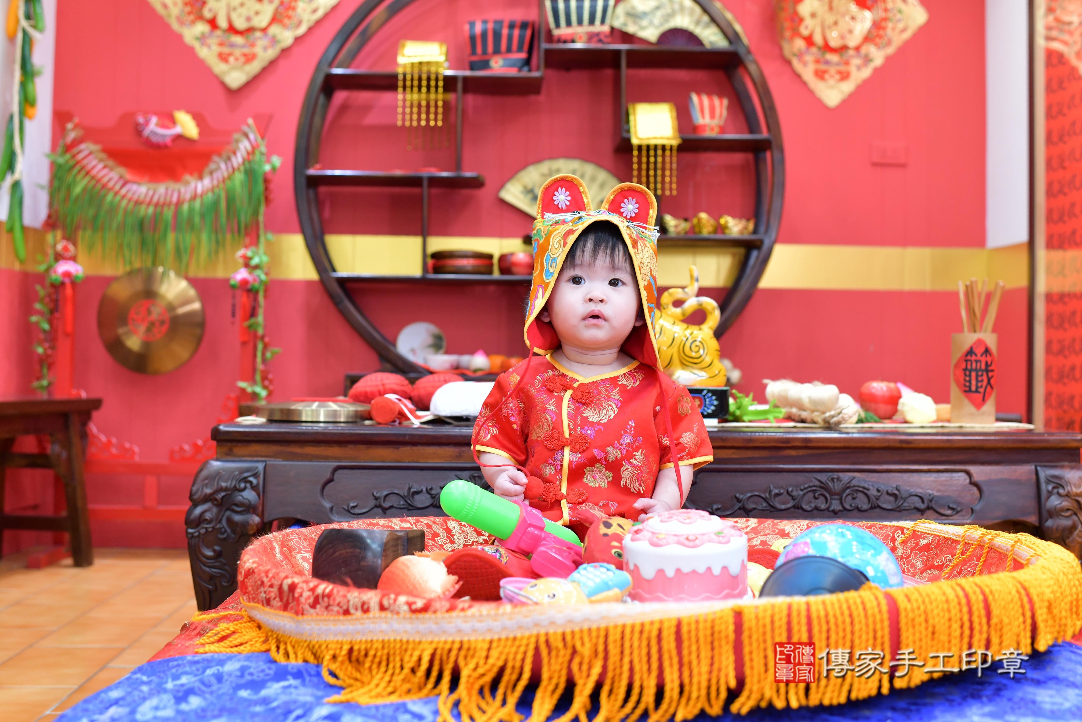 傳家手工印章桃園店、抓周、度脺、美式風會場、傳家嬰兒古禮、吉祥話、抓周道具物品24種、拍照。抓周證書。寶寶抓周、滿周歲、生日快樂、祝福 傳家手工印章桃園店、抓周、度脺、美式風會場、傳家嬰兒古禮、吉祥話、抓周道具物品24種、拍照。抓周證書。寶寶抓周、滿周歲、生日快樂、祝福