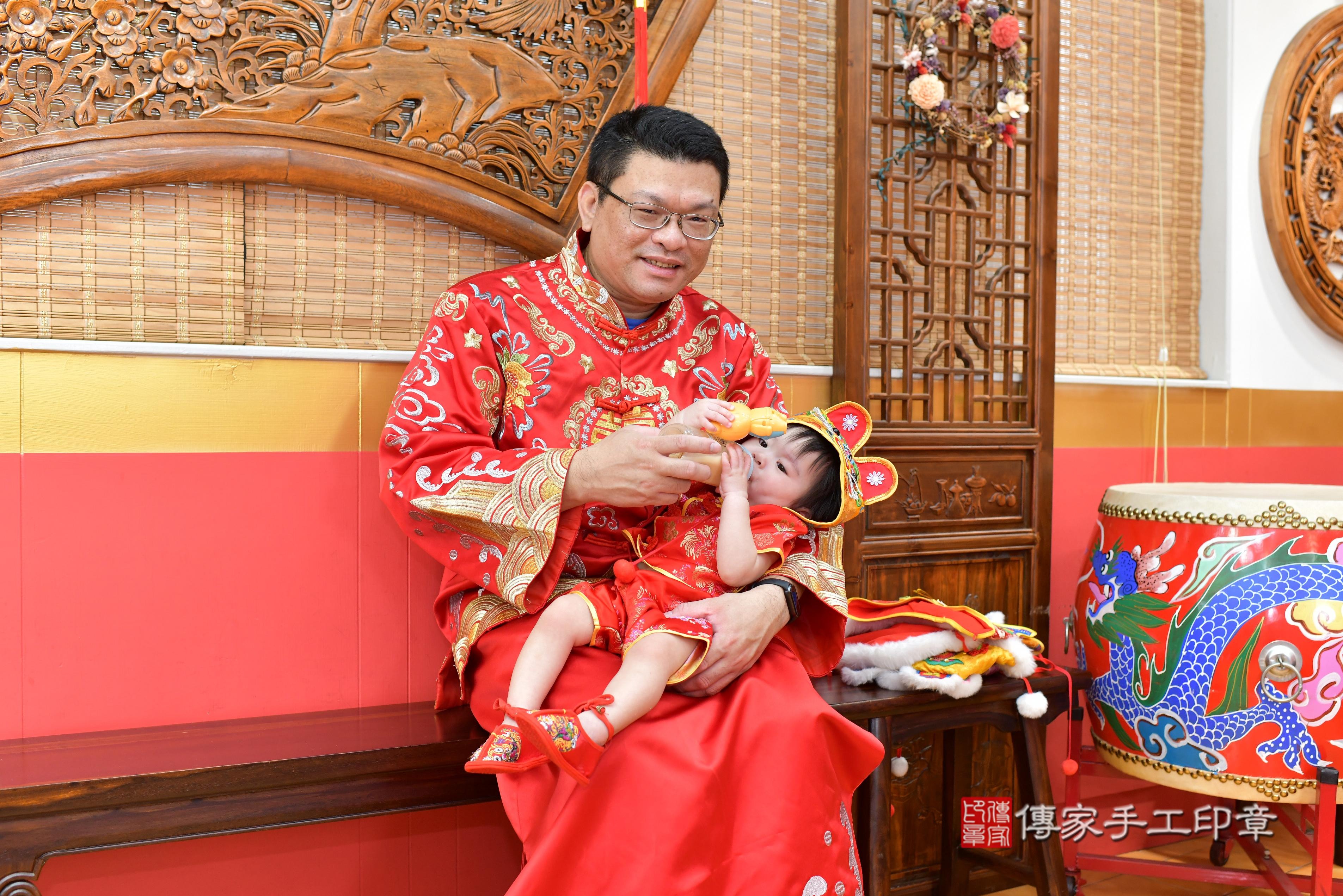 傳家手工印章桃園店、抓周、度脺、美式風會場、傳家嬰兒古禮、吉祥話、抓周道具物品24種、拍照。抓周證書。寶寶抓周、滿周歲、生日快樂、祝福 傳家手工印章桃園店、抓周、度脺、美式風會場、傳家嬰兒古禮、吉祥話、抓周道具物品24種、拍照。抓周證書。寶寶抓周、滿周歲、生日快樂、祝福