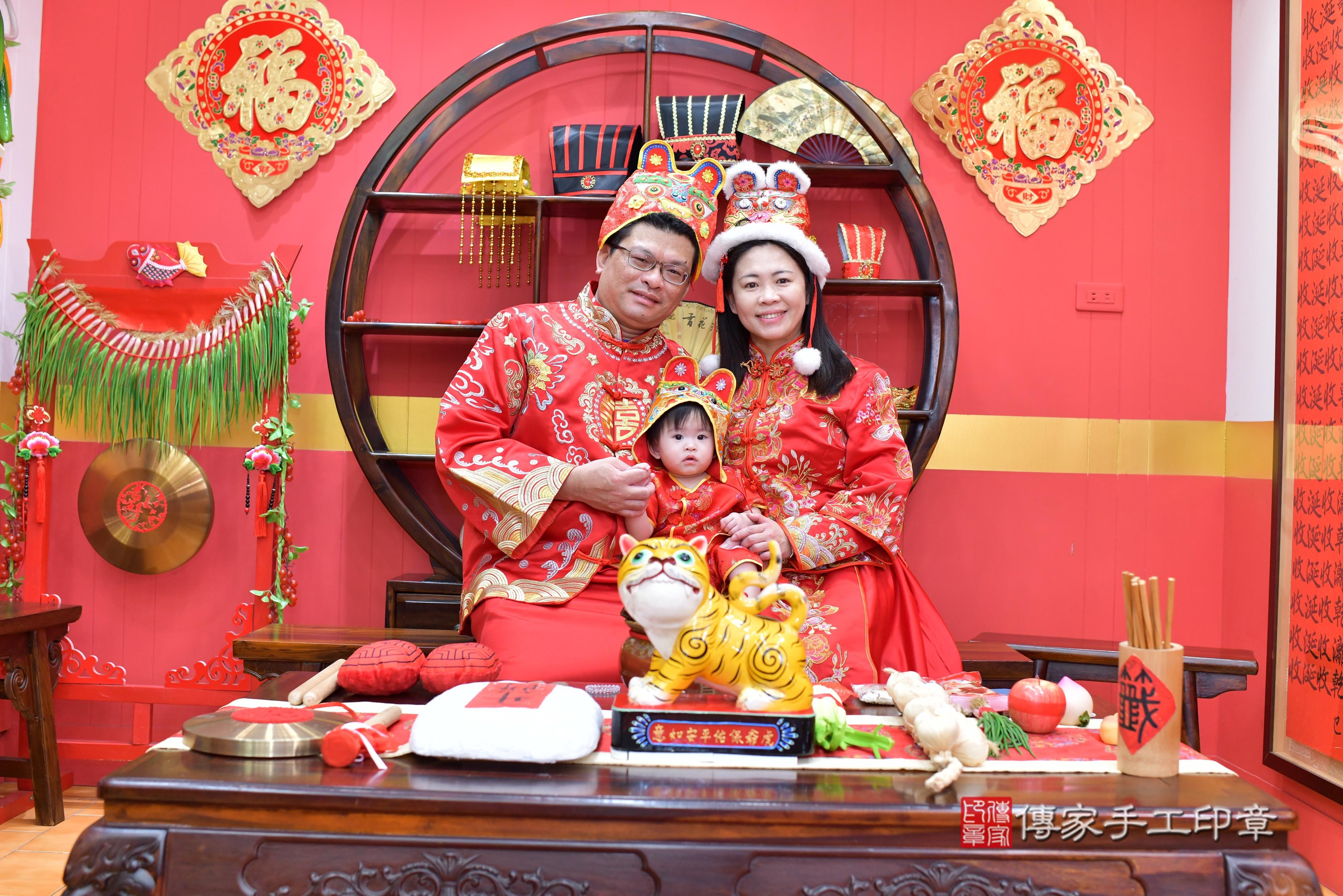 傳家手工印章桃園店、抓周、度脺、美式風會場、傳家嬰兒古禮、吉祥話、抓周道具物品24種、拍照。抓周證書。寶寶抓周、滿周歲、生日快樂、祝福 傳家手工印章桃園店、抓周、度脺、美式風會場、傳家嬰兒古禮、吉祥話、抓周道具物品24種、拍照。抓周證書。寶寶抓周、滿周歲、生日快樂、祝福