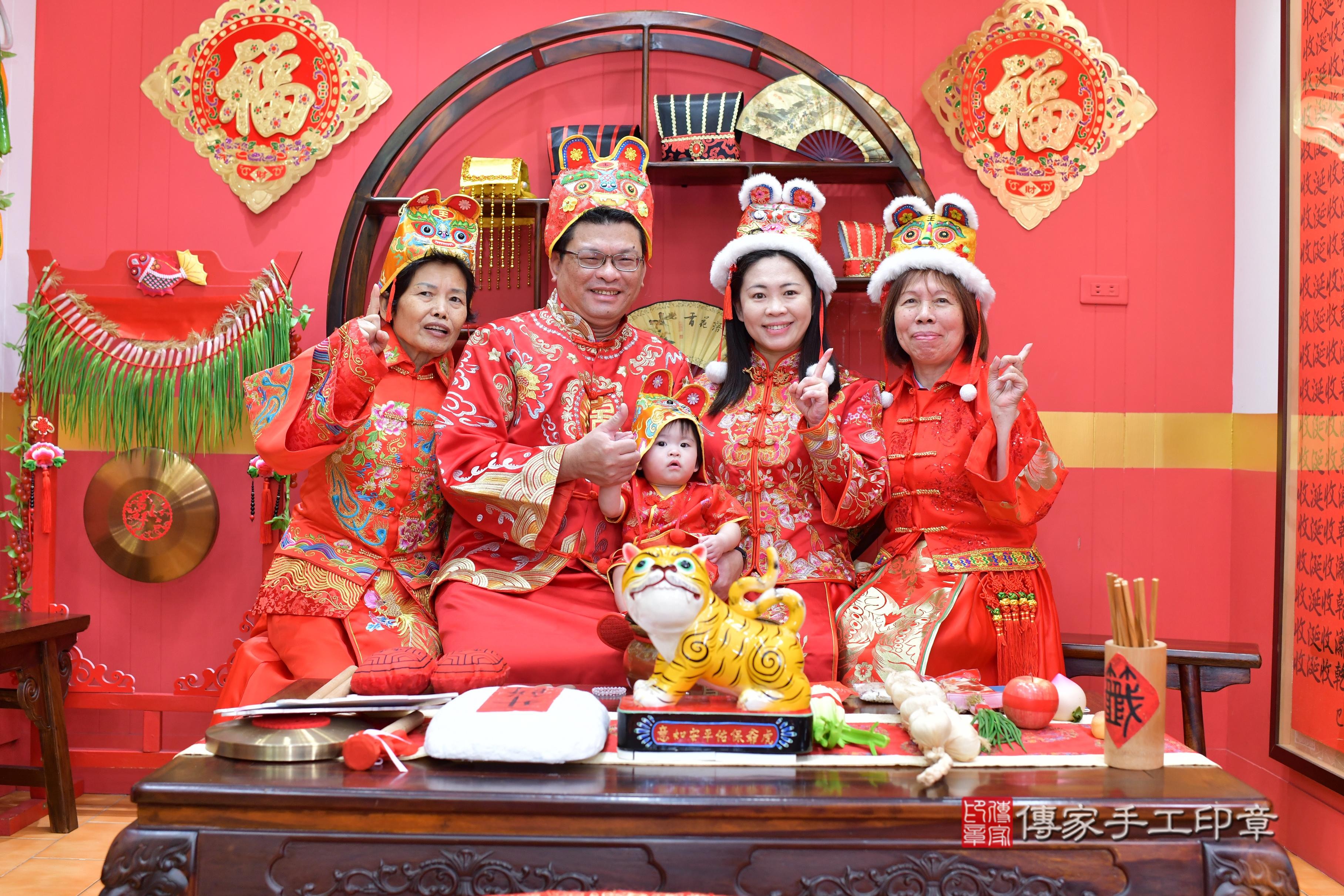 傳家手工印章桃園店、抓周、度脺、美式風會場、傳家嬰兒古禮、吉祥話、抓周道具物品24種、拍照。抓周證書。寶寶抓周、滿周歲、生日快樂、祝福 傳家手工印章桃園店、抓周、度脺、美式風會場、傳家嬰兒古禮、吉祥話、抓周道具物品24種、拍照。抓周證書。寶寶抓周、滿周歲、生日快樂、祝福