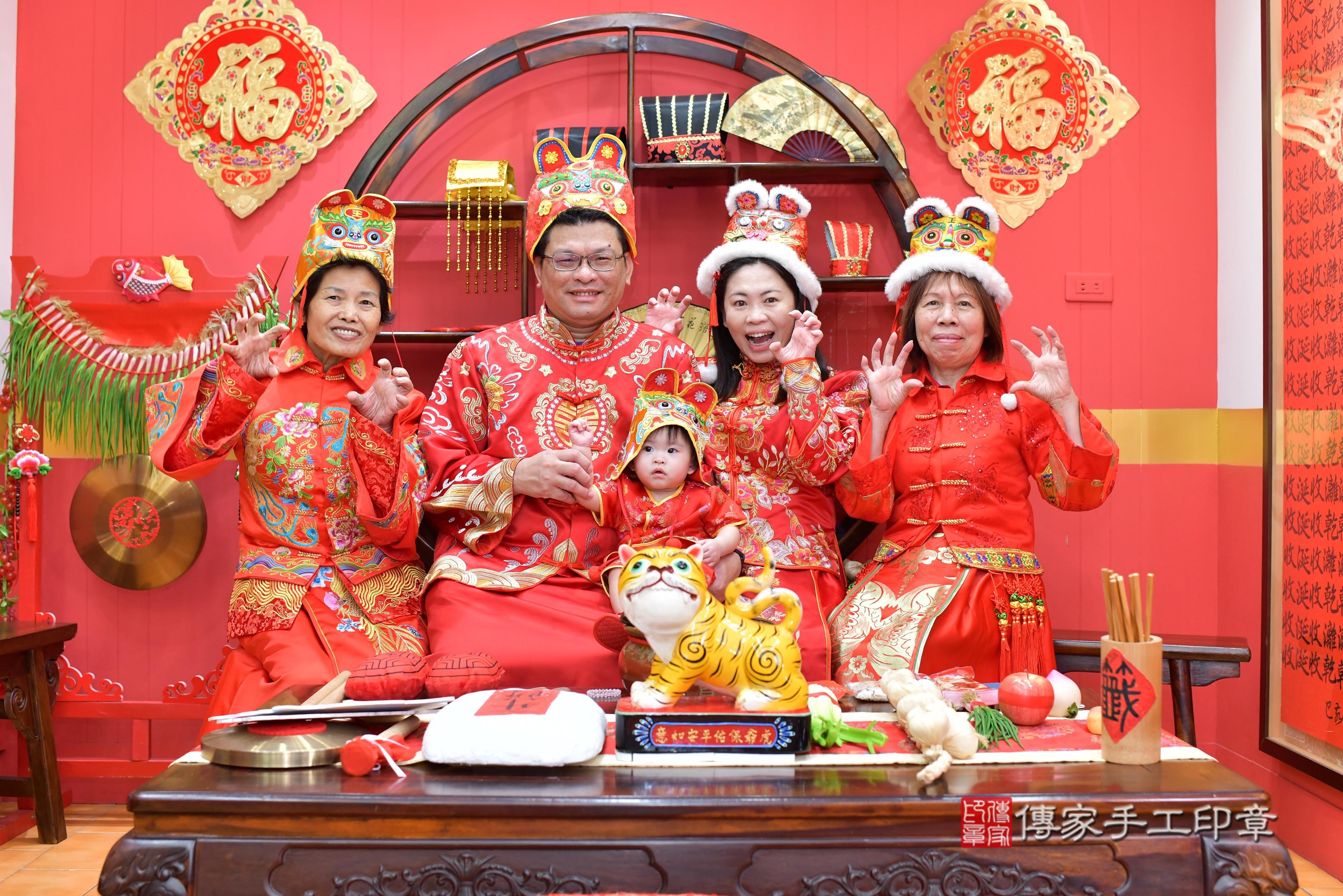 傳家手工印章桃園店、抓周、度脺、美式風會場、傳家嬰兒古禮、吉祥話、抓周道具物品24種、拍照。抓周證書。寶寶抓周、滿周歲、生日快樂、祝福 傳家手工印章桃園店、抓周、度脺、美式風會場、傳家嬰兒古禮、吉祥話、抓周道具物品24種、拍照。抓周證書。寶寶抓周、滿周歲、生日快樂、祝福