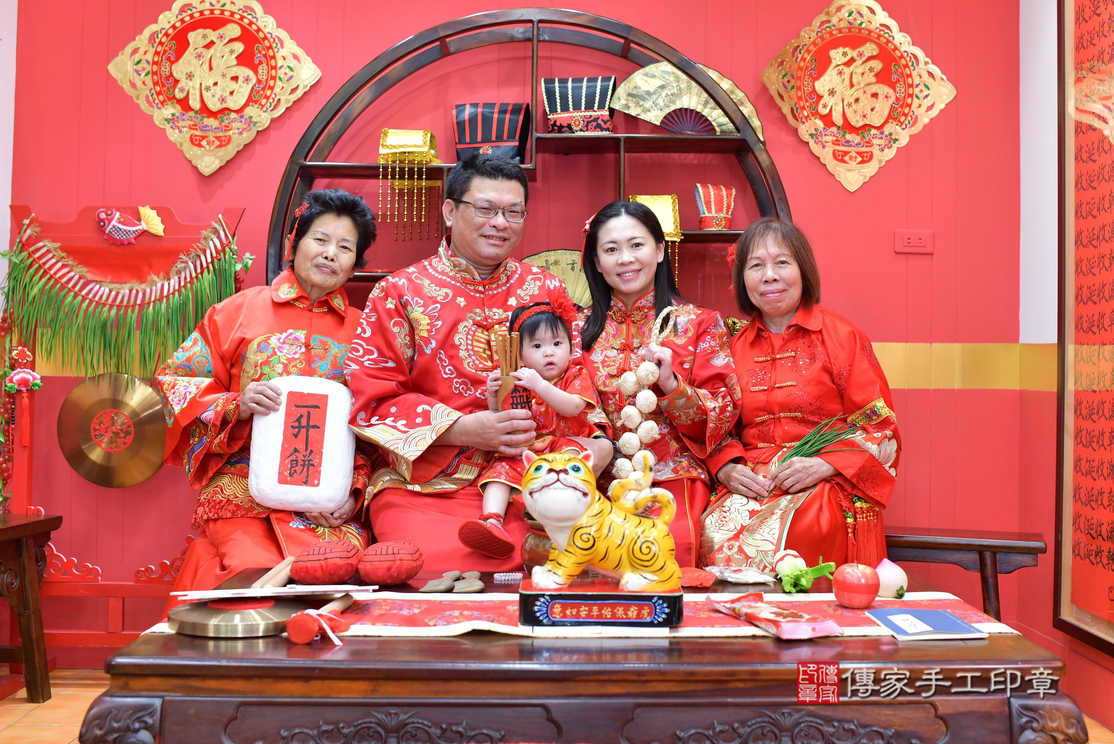 傳家手工印章桃園店、抓周、度脺、美式風會場、傳家嬰兒古禮、吉祥話、抓周道具物品24種、拍照。抓周證書。寶寶抓周、滿周歲、生日快樂、祝福 傳家手工印章桃園店、抓周、度脺、美式風會場、傳家嬰兒古禮、吉祥話、抓周道具物品24種、拍照。抓周證書。寶寶抓周、滿周歲、生日快樂、祝福