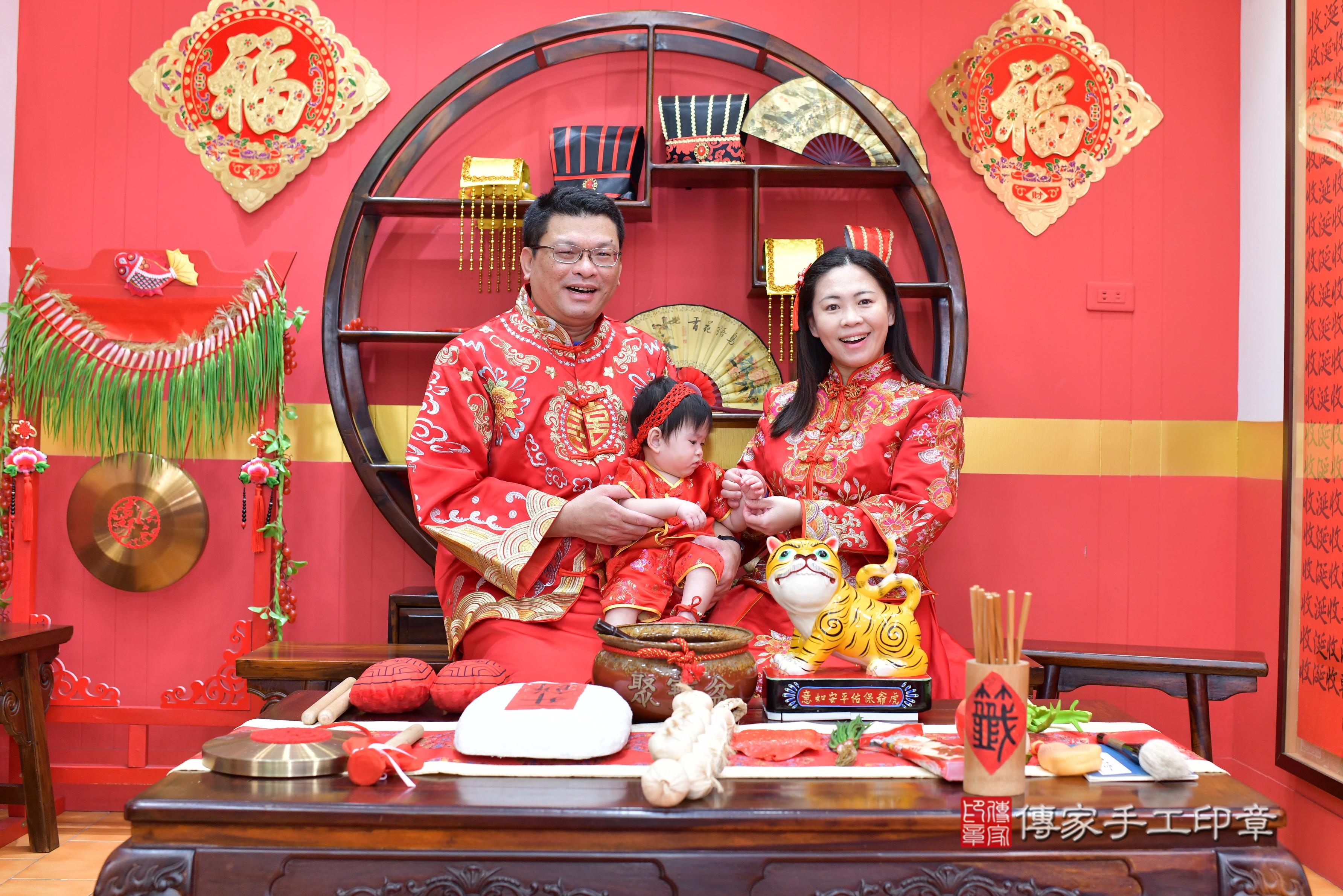 傳家手工印章桃園店、抓周、度脺、美式風會場、傳家嬰兒古禮、吉祥話、抓周道具物品24種、拍照。抓周證書。寶寶抓周、滿周歲、生日快樂、祝福 傳家手工印章桃園店、抓周、度脺、美式風會場、傳家嬰兒古禮、吉祥話、抓周道具物品24種、拍照。抓周證書。寶寶抓周、滿周歲、生日快樂、祝福