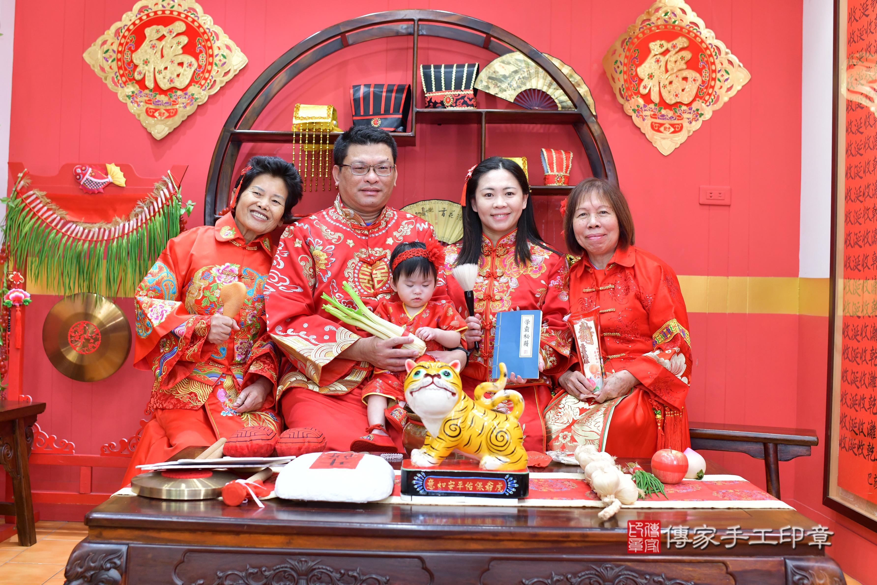 傳家手工印章桃園店、抓周、度脺、美式風會場、傳家嬰兒古禮、吉祥話、抓周道具物品24種、拍照。抓周證書。寶寶抓周、滿周歲、生日快樂、祝福 傳家手工印章桃園店、抓周、度脺、美式風會場、傳家嬰兒古禮、吉祥話、抓周道具物品24種、拍照。抓周證書。寶寶抓周、滿周歲、生日快樂、祝福