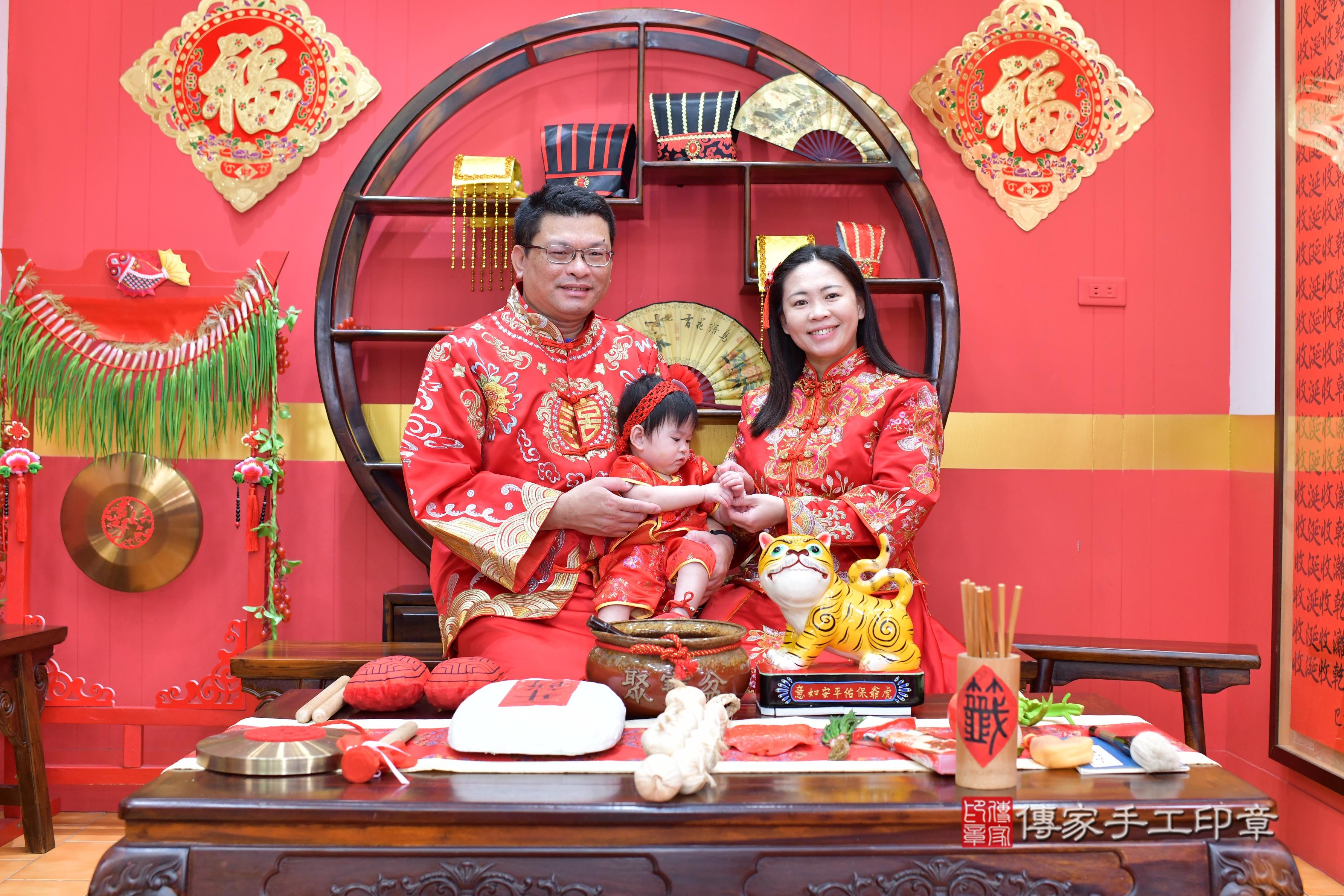 傳家手工印章桃園店、抓周、度脺、美式風會場、傳家嬰兒古禮、吉祥話、抓周道具物品24種、拍照。抓周證書。寶寶抓周、滿周歲、生日快樂、祝福 傳家手工印章桃園店、抓周、度脺、美式風會場、傳家嬰兒古禮、吉祥話、抓周道具物品24種、拍照。抓周證書。寶寶抓周、滿周歲、生日快樂、祝福