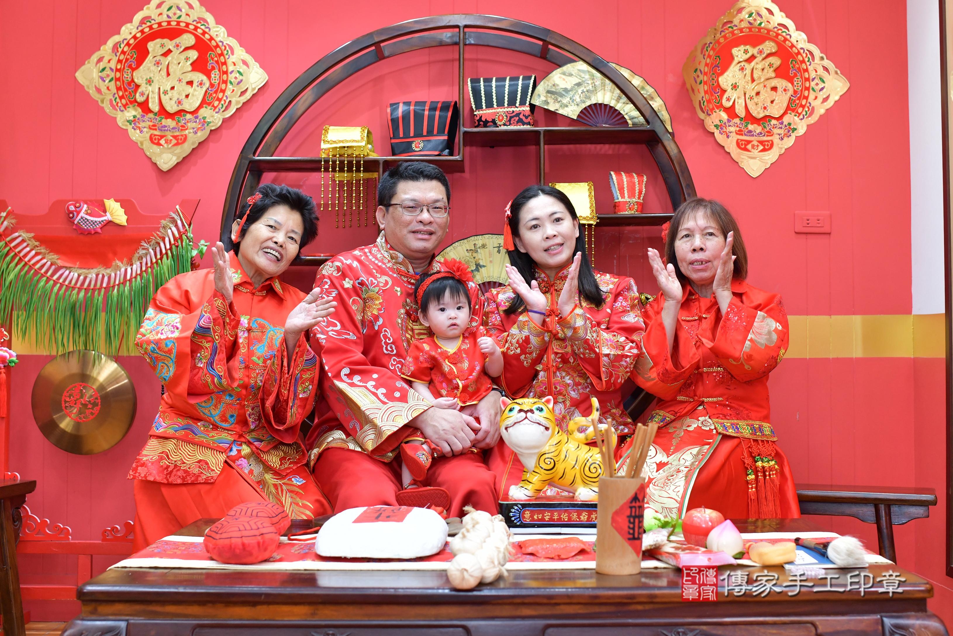 傳家手工印章桃園店、抓周、度脺、美式風會場、傳家嬰兒古禮、吉祥話、抓周道具物品24種、拍照。抓周證書。寶寶抓周、滿周歲、生日快樂、祝福 傳家手工印章桃園店、抓周、度脺、美式風會場、傳家嬰兒古禮、吉祥話、抓周道具物品24種、拍照。抓周證書。寶寶抓周、滿周歲、生日快樂、祝福