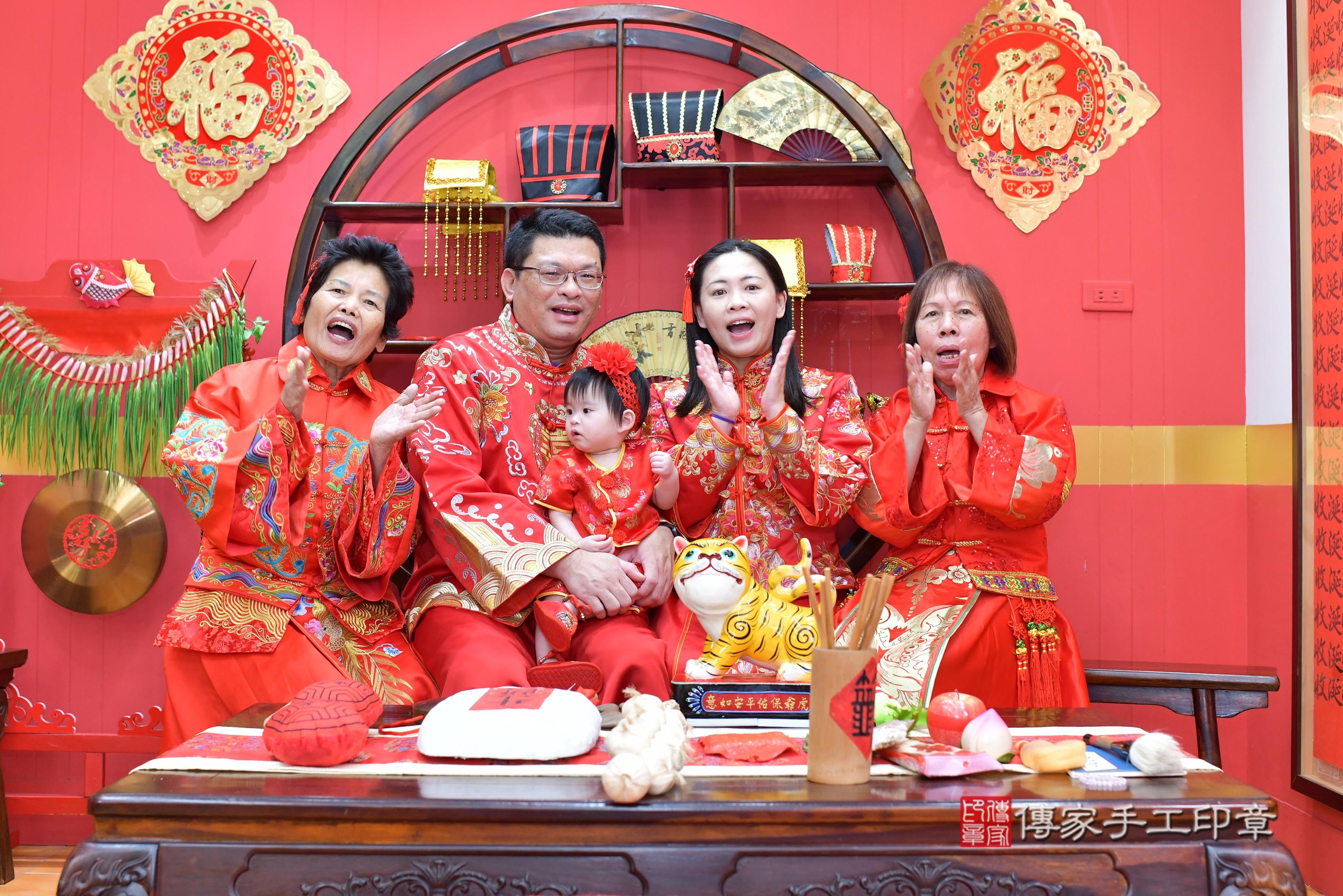 傳家手工印章桃園店、抓周、度脺、美式風會場、傳家嬰兒古禮、吉祥話、抓周道具物品24種、拍照。抓周證書。寶寶抓周、滿周歲、生日快樂、祝福 傳家手工印章桃園店、抓周、度脺、美式風會場、傳家嬰兒古禮、吉祥話、抓周道具物品24種、拍照。抓周證書。寶寶抓周、滿周歲、生日快樂、祝福