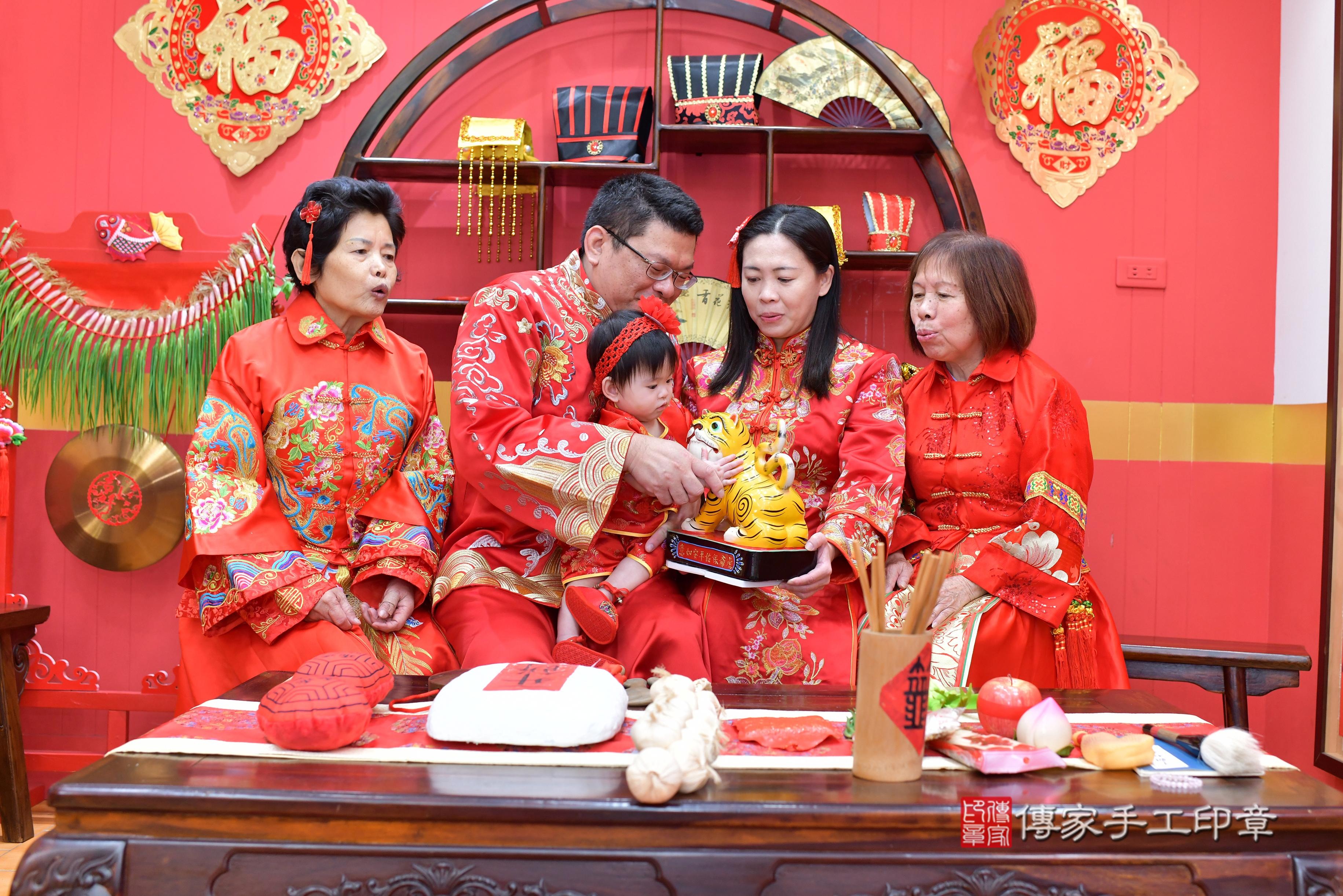 傳家手工印章桃園店、抓周、度脺、美式風會場、傳家嬰兒古禮、吉祥話、抓周道具物品24種、拍照。抓周證書。寶寶抓周、滿周歲、生日快樂、祝福 傳家手工印章桃園店、抓周、度脺、美式風會場、傳家嬰兒古禮、吉祥話、抓周道具物品24種、拍照。抓周證書。寶寶抓周、滿周歲、生日快樂、祝福