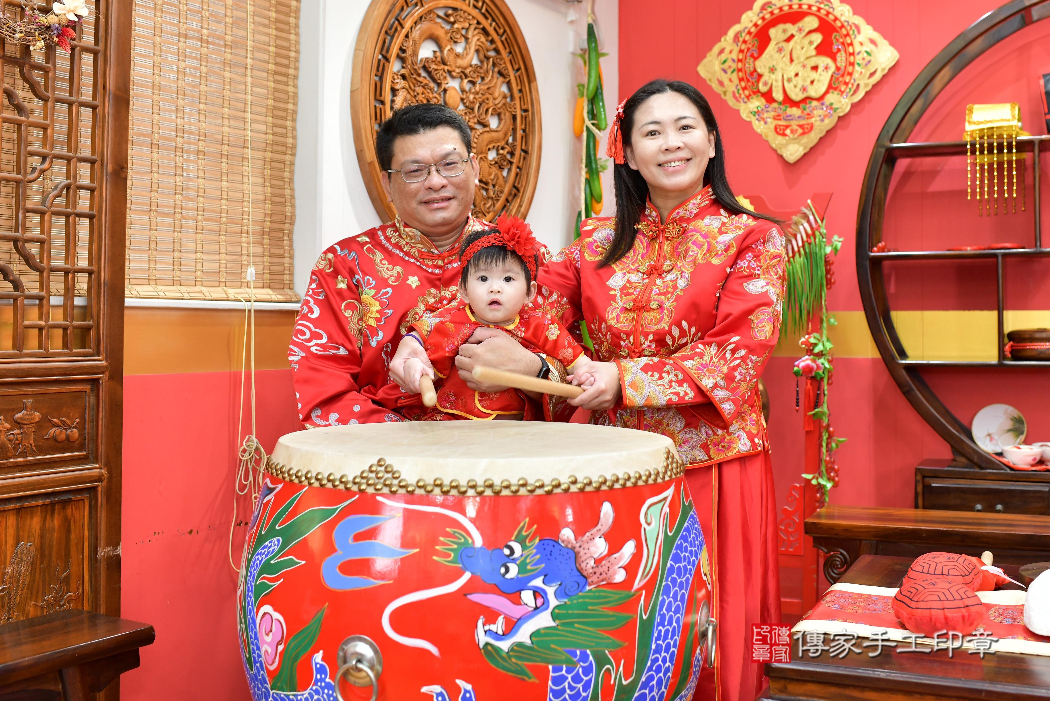 傳家手工印章桃園店、抓周、度脺、美式風會場、傳家嬰兒古禮、吉祥話、抓周道具物品24種、拍照。抓周證書。寶寶抓周、滿周歲、生日快樂、祝福 傳家手工印章桃園店、抓周、度脺、美式風會場、傳家嬰兒古禮、吉祥話、抓周道具物品24種、拍照。抓周證書。寶寶抓周、滿周歲、生日快樂、祝福