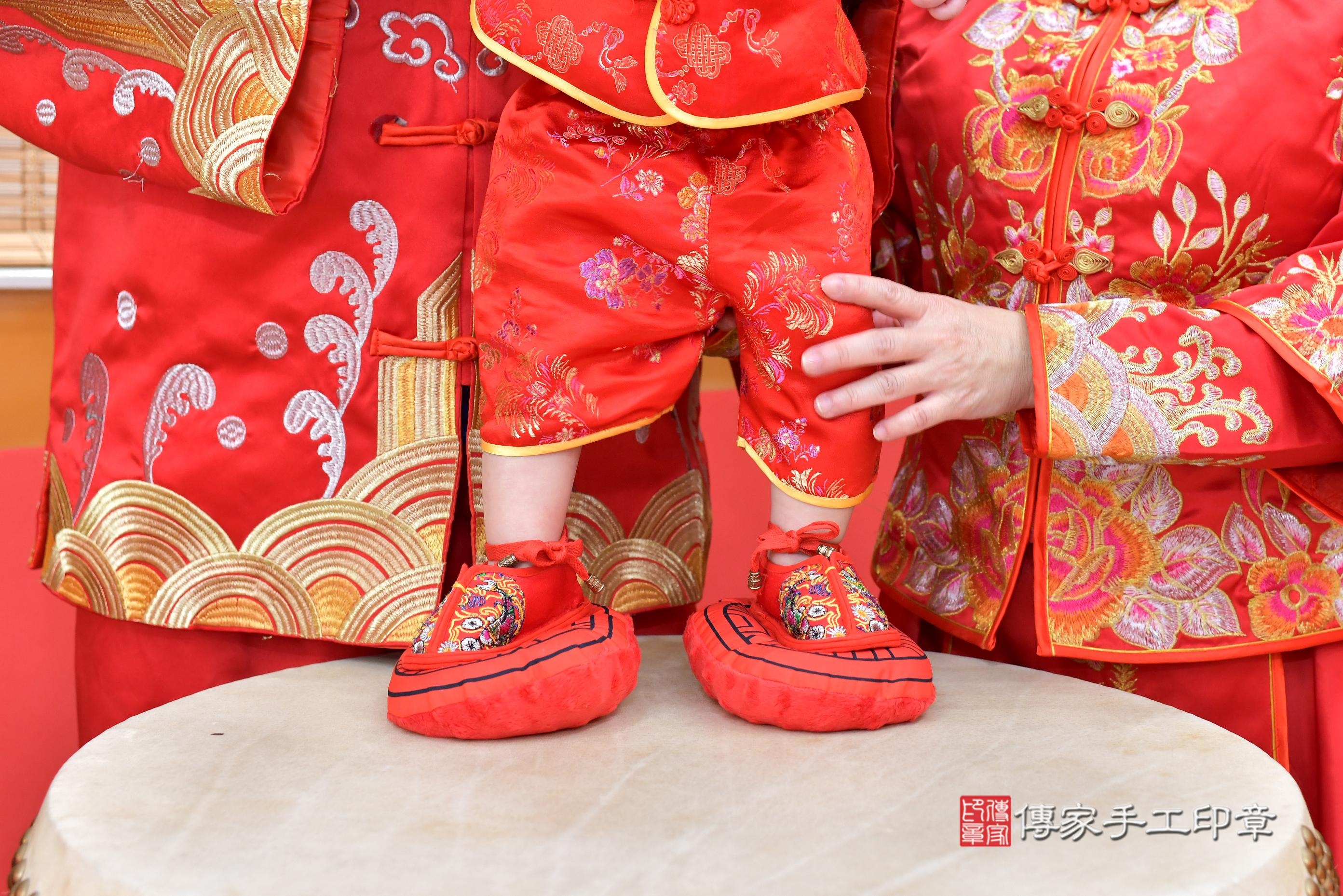 傳家手工印章桃園店、抓周、度脺、美式風會場、傳家嬰兒古禮、吉祥話、抓周道具物品24種、拍照。抓周證書。寶寶抓周、滿周歲、生日快樂、祝福 傳家手工印章桃園店、抓周、度脺、美式風會場、傳家嬰兒古禮、吉祥話、抓周道具物品24種、拍照。抓周證書。寶寶抓周、滿周歲、生日快樂、祝福