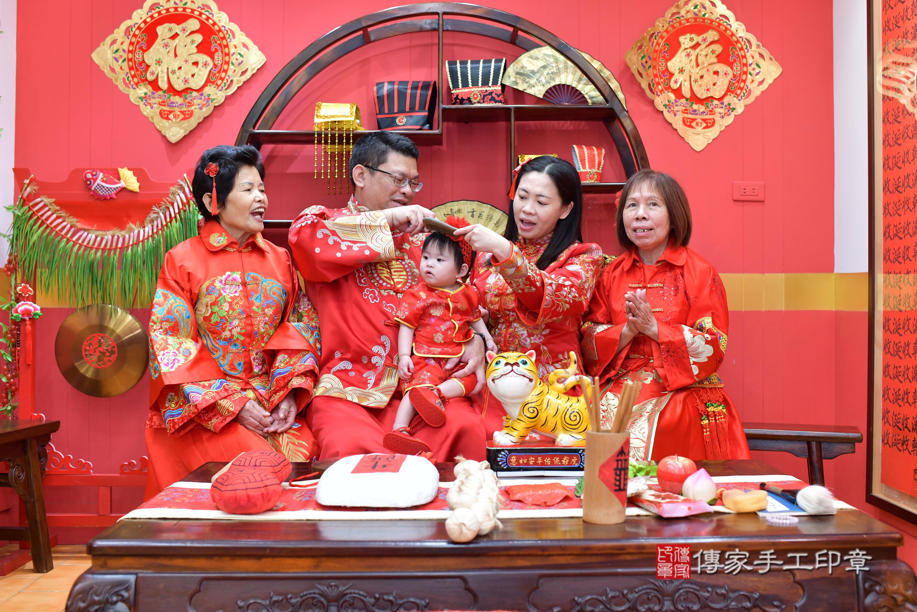 傳家手工印章桃園店、抓周、度脺、美式風會場、傳家嬰兒古禮、吉祥話、抓周道具物品24種、拍照。抓周證書。寶寶抓周、滿周歲、生日快樂、祝福 傳家手工印章桃園店、抓周、度脺、美式風會場、傳家嬰兒古禮、吉祥話、抓周道具物品24種、拍照。抓周證書。寶寶抓周、滿周歲、生日快樂、祝福