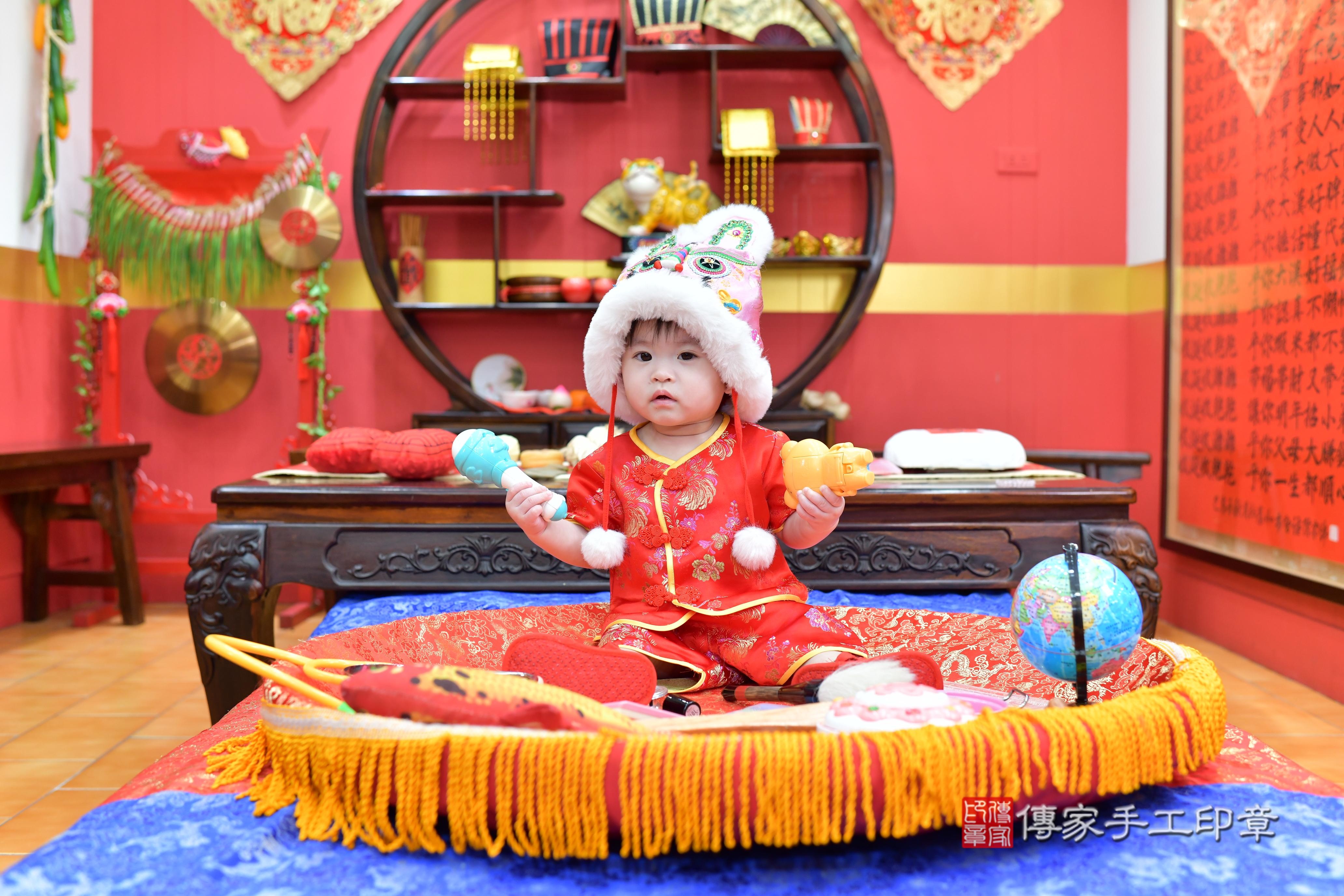 傳家手工印章桃園店、抓周、度脺、美式風會場、傳家嬰兒古禮、吉祥話、抓周道具物品24種、拍照。抓周證書。寶寶抓周、滿周歲、生日快樂、祝福 傳家手工印章桃園店、抓周、度脺、美式風會場、傳家嬰兒古禮、吉祥話、抓周道具物品24種、拍照。抓周證書。寶寶抓周、滿周歲、生日快樂、祝福