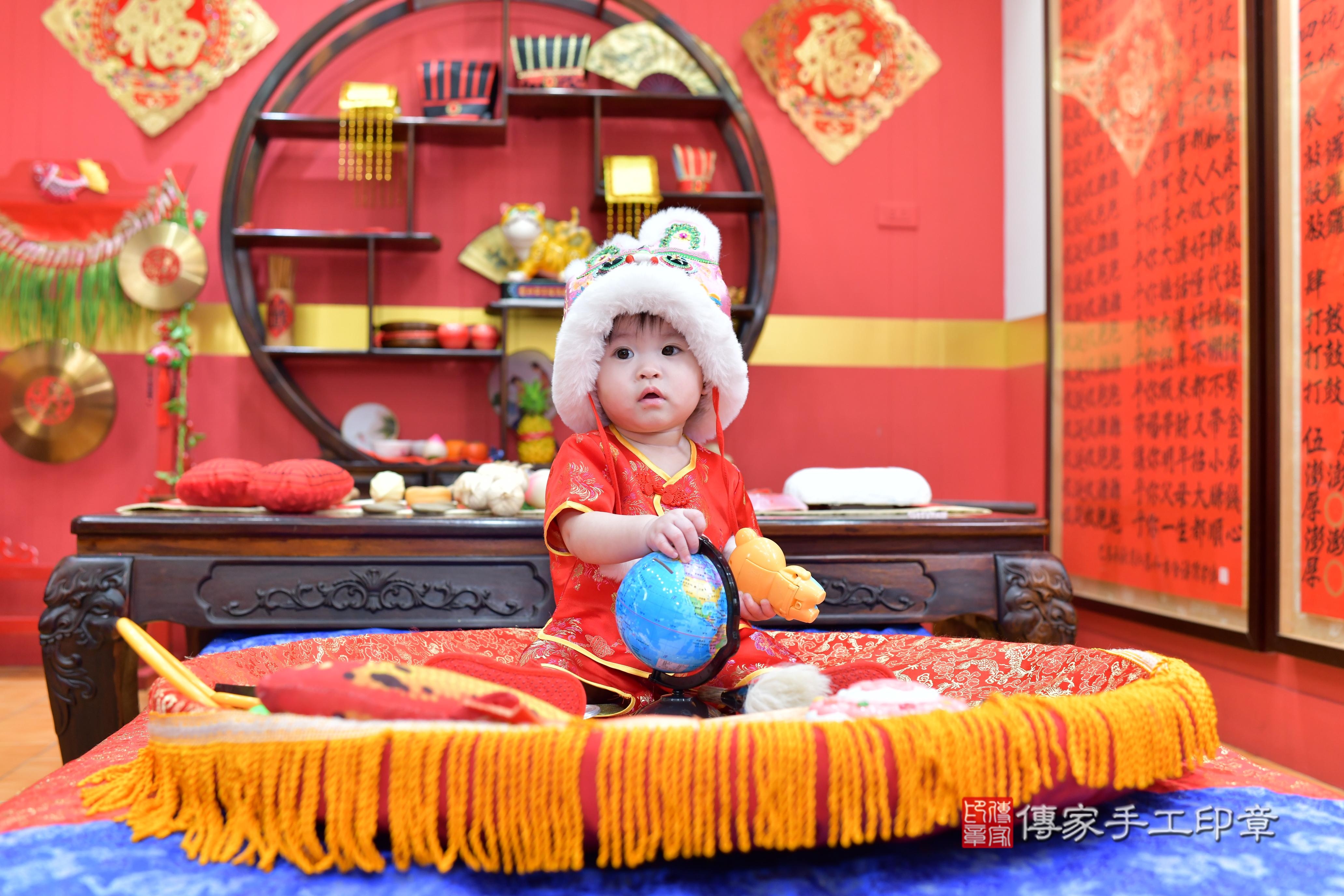 傳家手工印章桃園店、抓周、度脺、美式風會場、傳家嬰兒古禮、吉祥話、抓周道具物品24種、拍照。抓周證書。寶寶抓周、滿周歲、生日快樂、祝福 傳家手工印章桃園店、抓周、度脺、美式風會場、傳家嬰兒古禮、吉祥話、抓周道具物品24種、拍照。抓周證書。寶寶抓周、滿周歲、生日快樂、祝福