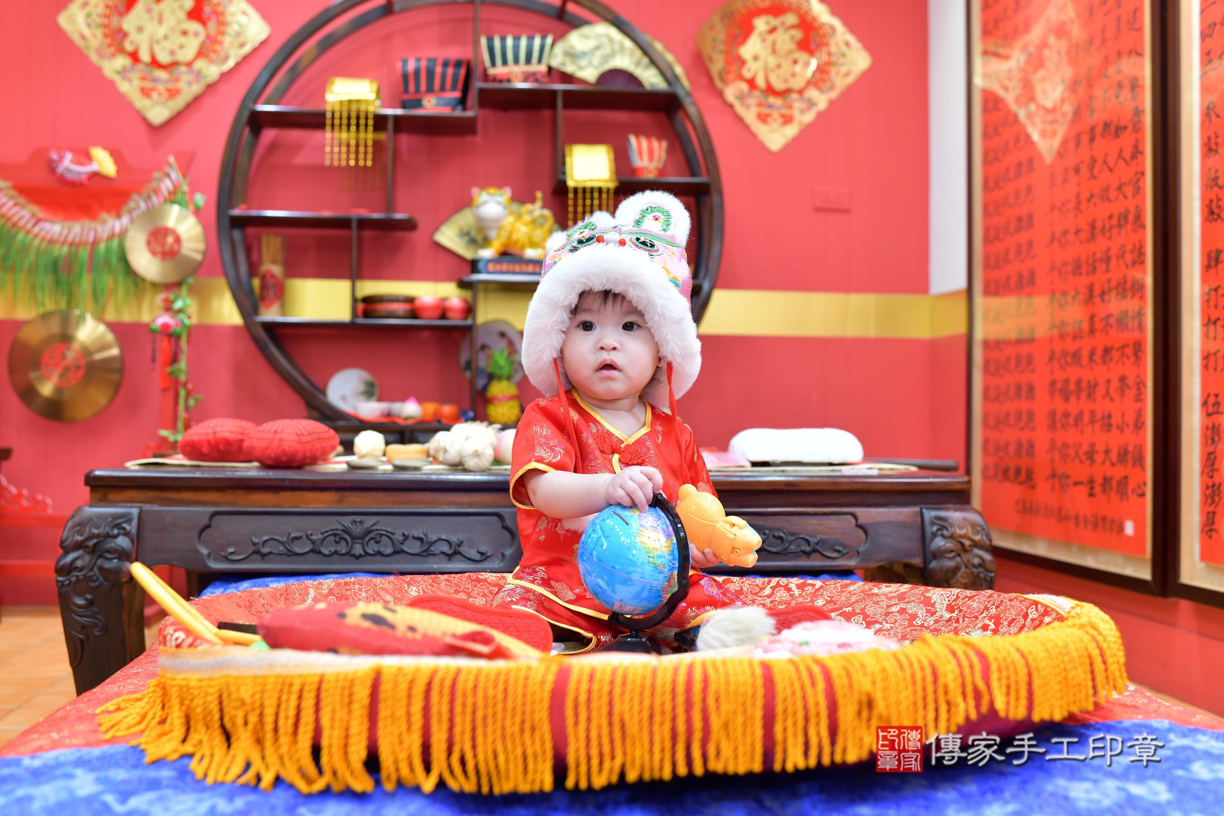 傳家手工印章桃園店、抓周、度脺、美式風會場、傳家嬰兒古禮、吉祥話、抓周道具物品24種、拍照。抓周證書。寶寶抓周、滿周歲、生日快樂、祝福 傳家手工印章桃園店、抓周、度脺、美式風會場、傳家嬰兒古禮、吉祥話、抓周道具物品24種、拍照。抓周證書。寶寶抓周、滿周歲、生日快樂、祝福