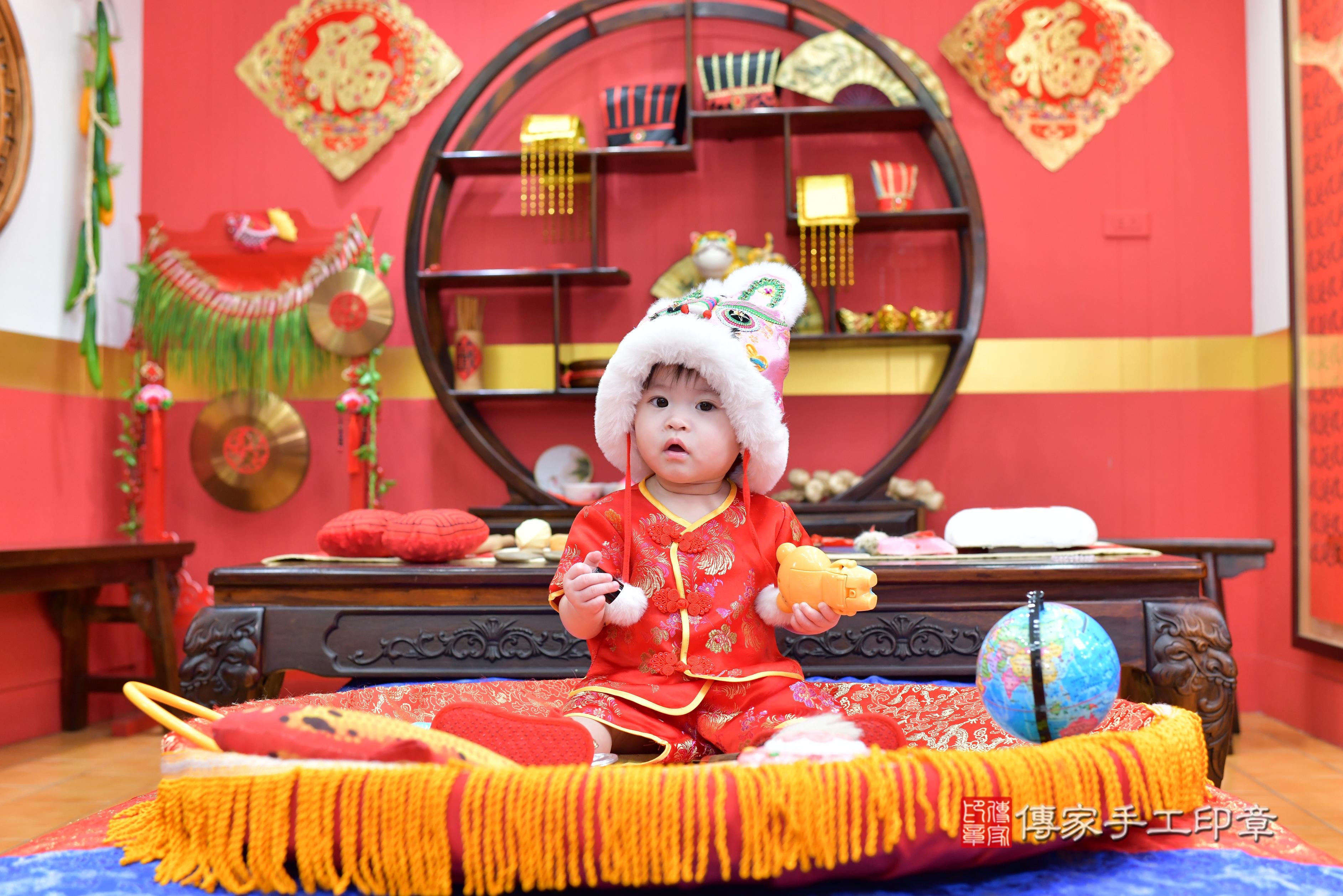 傳家手工印章桃園店、抓周、度脺、美式風會場、傳家嬰兒古禮、吉祥話、抓周道具物品24種、拍照。抓周證書。寶寶抓周、滿周歲、生日快樂、祝福 傳家手工印章桃園店、抓周、度脺、美式風會場、傳家嬰兒古禮、吉祥話、抓周道具物品24種、拍照。抓周證書。寶寶抓周、滿周歲、生日快樂、祝福