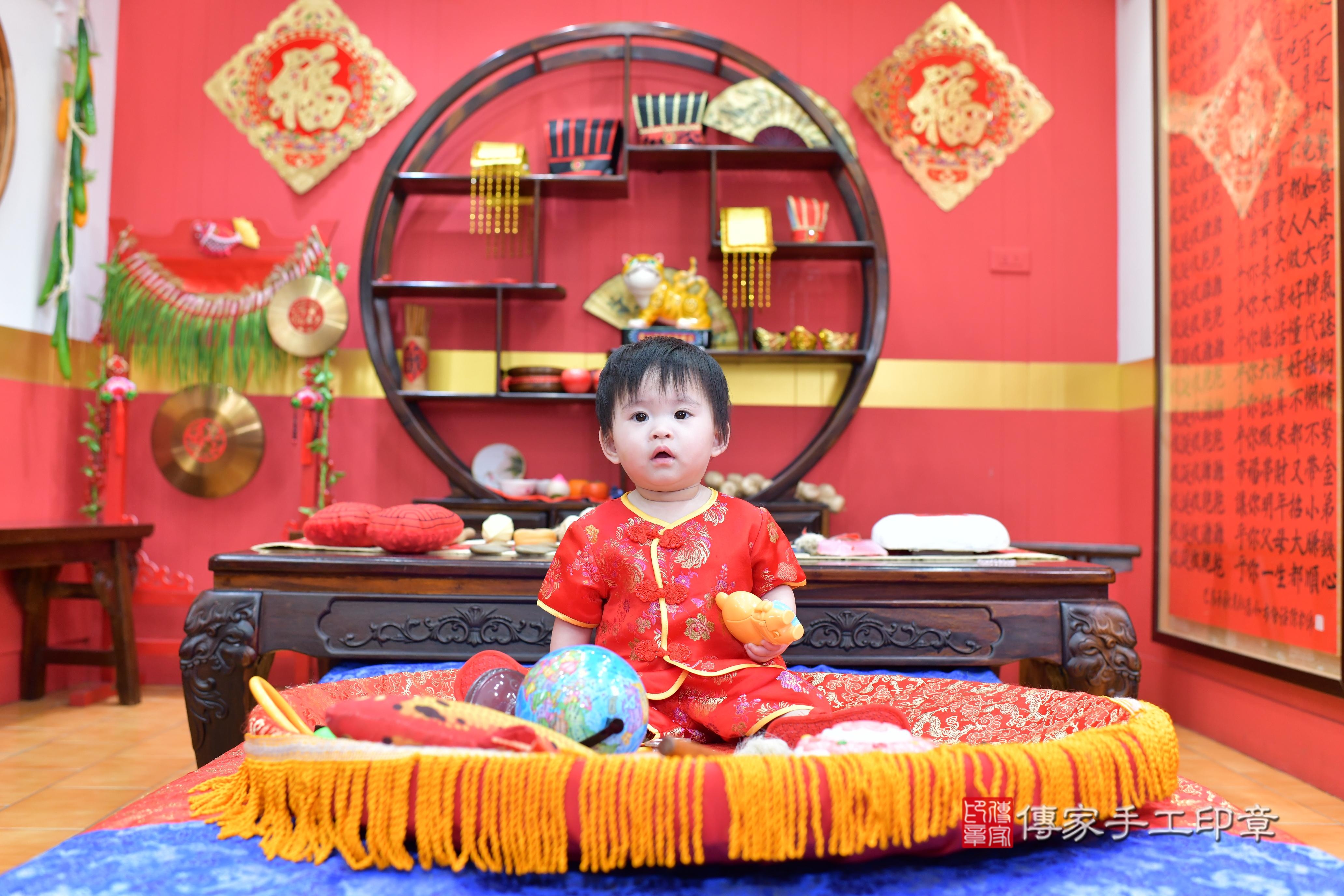 傳家手工印章桃園店、抓周、度脺、美式風會場、傳家嬰兒古禮、吉祥話、抓周道具物品24種、拍照。抓周證書。寶寶抓周、滿周歲、生日快樂、祝福 傳家手工印章桃園店、抓周、度脺、美式風會場、傳家嬰兒古禮、吉祥話、抓周道具物品24種、拍照。抓周證書。寶寶抓周、滿周歲、生日快樂、祝福