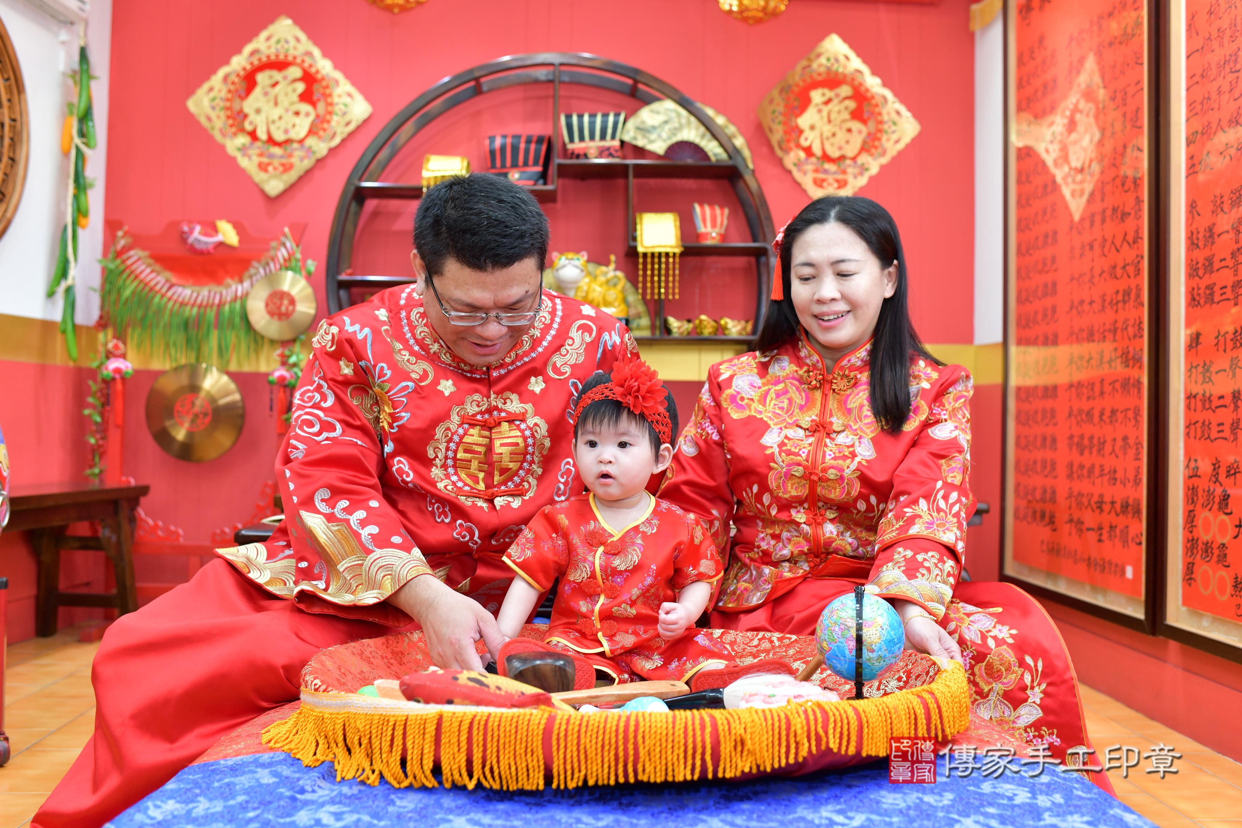 傳家手工印章桃園店、抓周、度脺、美式風會場、傳家嬰兒古禮、吉祥話、抓周道具物品24種、拍照。抓周證書。寶寶抓周、滿周歲、生日快樂、祝福 傳家手工印章桃園店、抓周、度脺、美式風會場、傳家嬰兒古禮、吉祥話、抓周道具物品24種、拍照。抓周證書。寶寶抓周、滿周歲、生日快樂、祝福