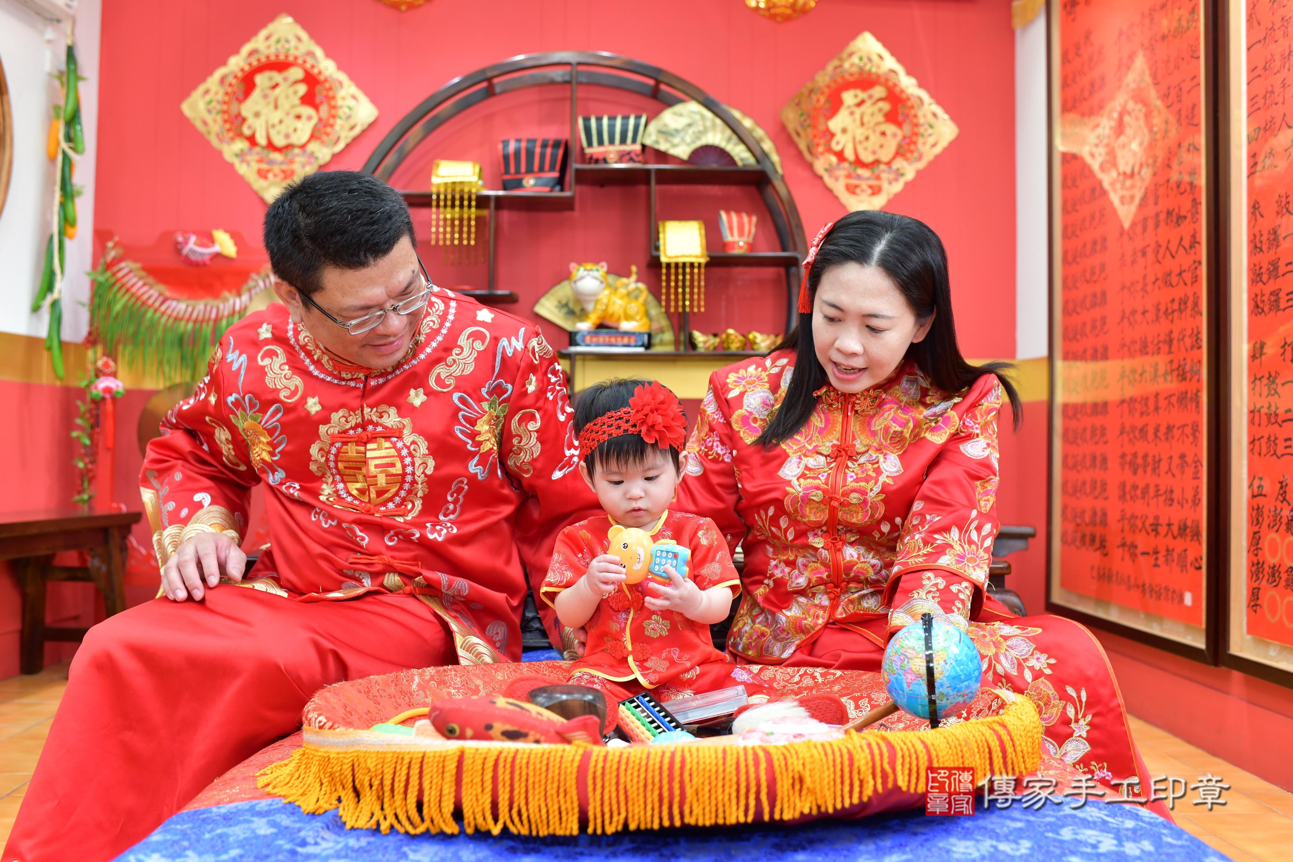 傳家手工印章桃園店、抓周、度脺、美式風會場、傳家嬰兒古禮、吉祥話、抓周道具物品24種、拍照。抓周證書。寶寶抓周、滿周歲、生日快樂、祝福 傳家手工印章桃園店、抓周、度脺、美式風會場、傳家嬰兒古禮、吉祥話、抓周道具物品24種、拍照。抓周證書。寶寶抓周、滿周歲、生日快樂、祝福