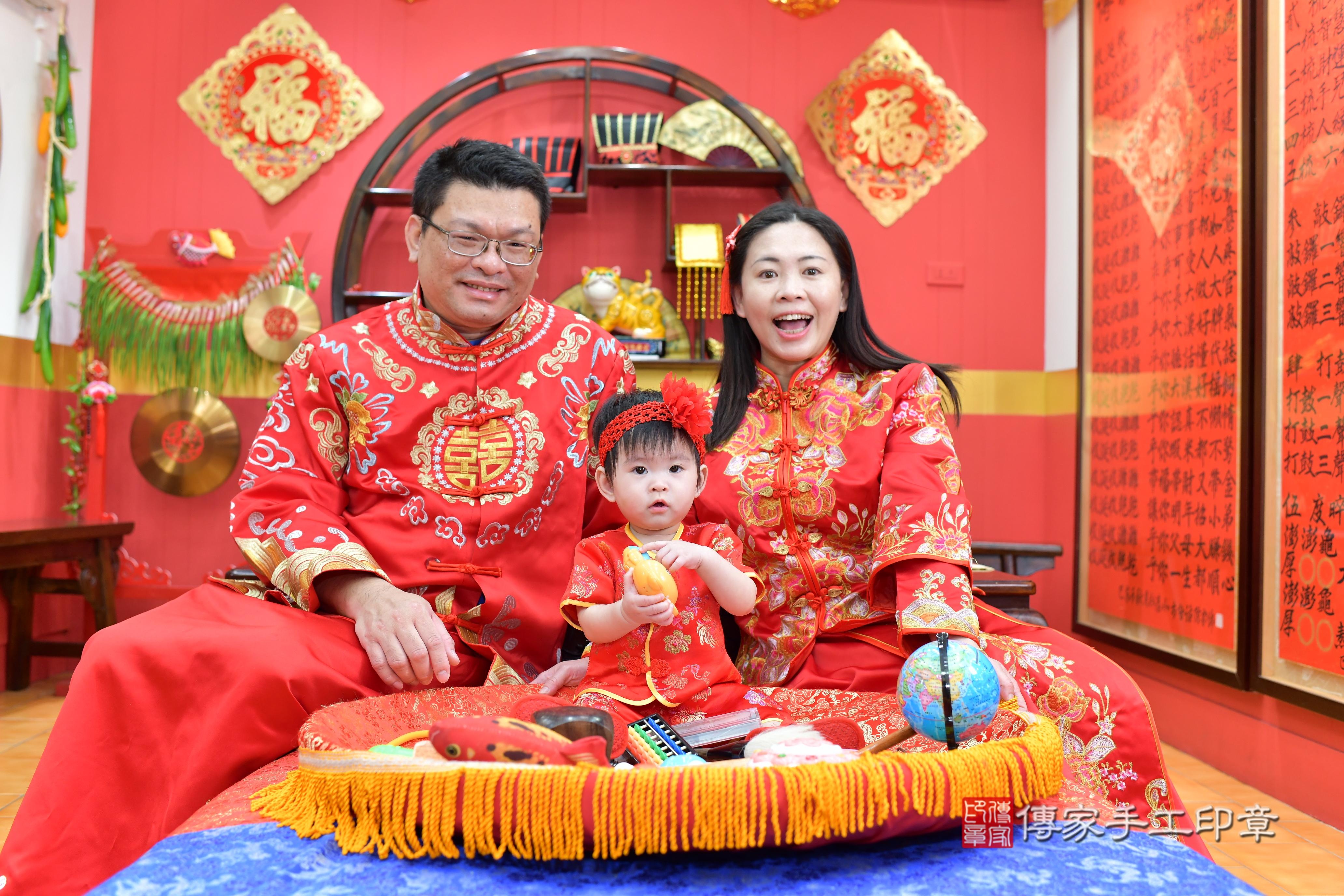 傳家手工印章桃園店、抓周、度脺、美式風會場、傳家嬰兒古禮、吉祥話、抓周道具物品24種、拍照。抓周證書。寶寶抓周、滿周歲、生日快樂、祝福 傳家手工印章桃園店、抓周、度脺、美式風會場、傳家嬰兒古禮、吉祥話、抓周道具物品24種、拍照。抓周證書。寶寶抓周、滿周歲、生日快樂、祝福