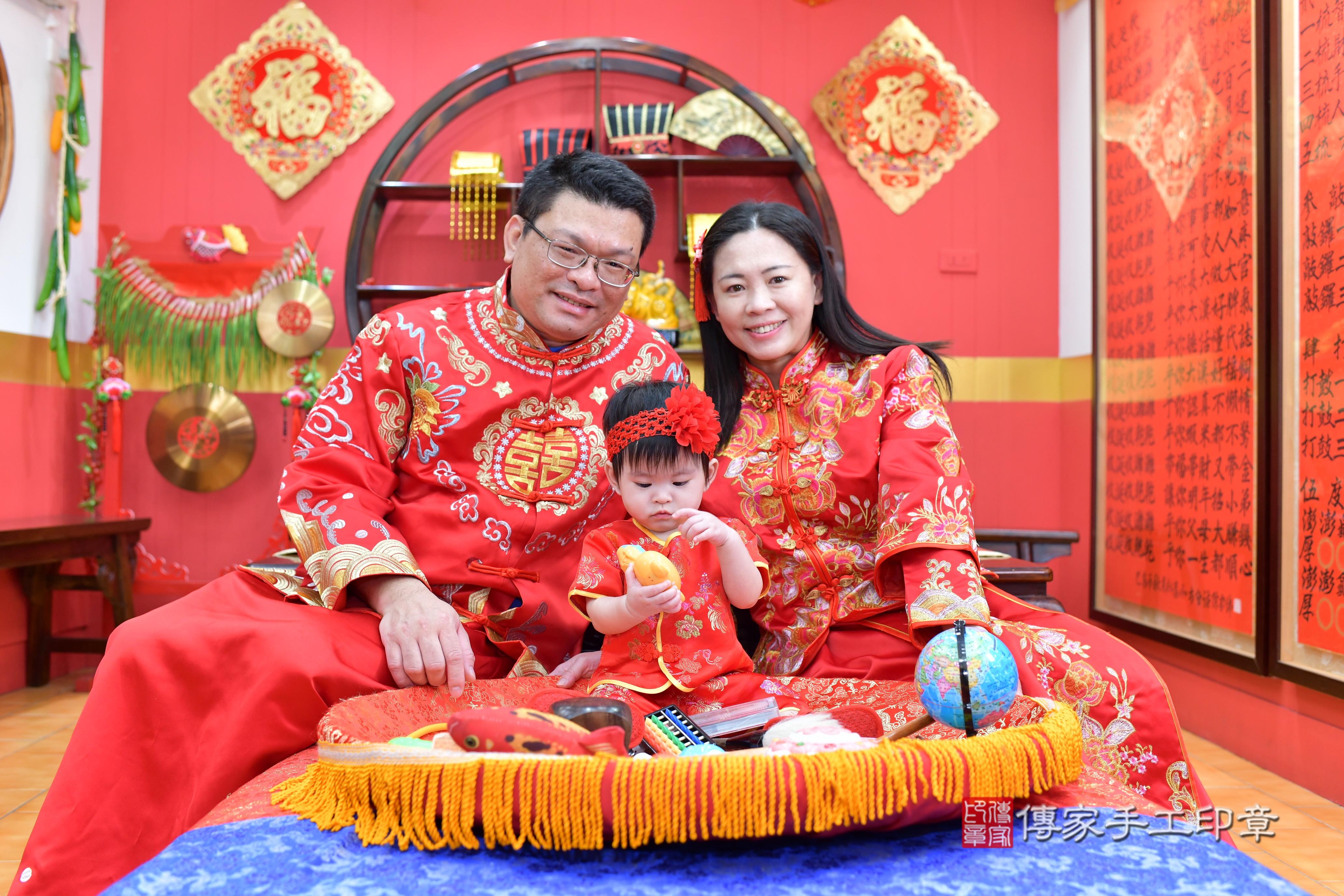 傳家手工印章桃園店、抓周、度脺、美式風會場、傳家嬰兒古禮、吉祥話、抓周道具物品24種、拍照。抓周證書。寶寶抓周、滿周歲、生日快樂、祝福 傳家手工印章桃園店、抓周、度脺、美式風會場、傳家嬰兒古禮、吉祥話、抓周道具物品24種、拍照。抓周證書。寶寶抓周、滿周歲、生日快樂、祝福