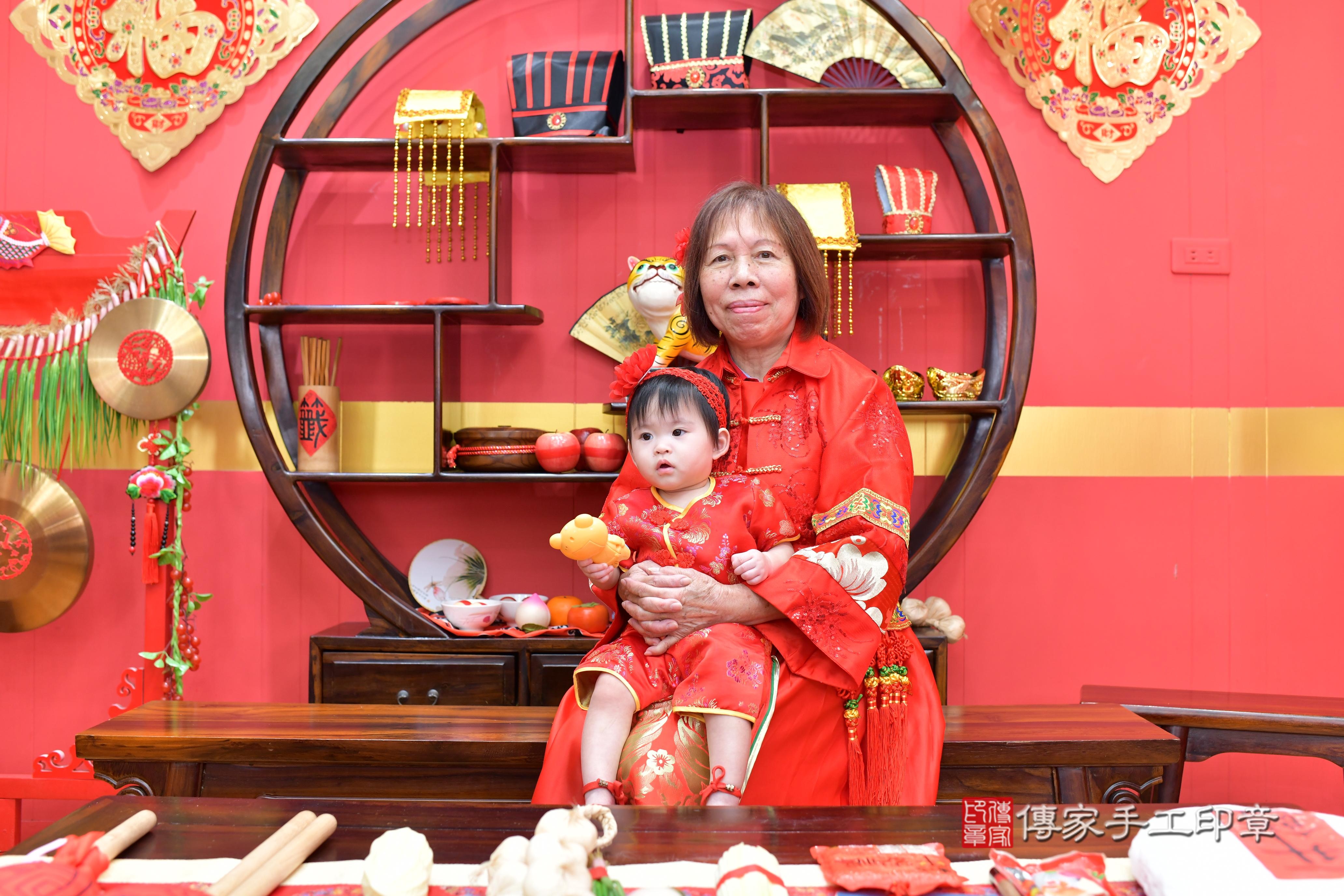 傳家手工印章桃園店、抓周、度脺、美式風會場、傳家嬰兒古禮、吉祥話、抓周道具物品24種、拍照。抓周證書。寶寶抓周、滿周歲、生日快樂、祝福 傳家手工印章桃園店、抓周、度脺、美式風會場、傳家嬰兒古禮、吉祥話、抓周道具物品24種、拍照。抓周證書。寶寶抓周、滿周歲、生日快樂、祝福