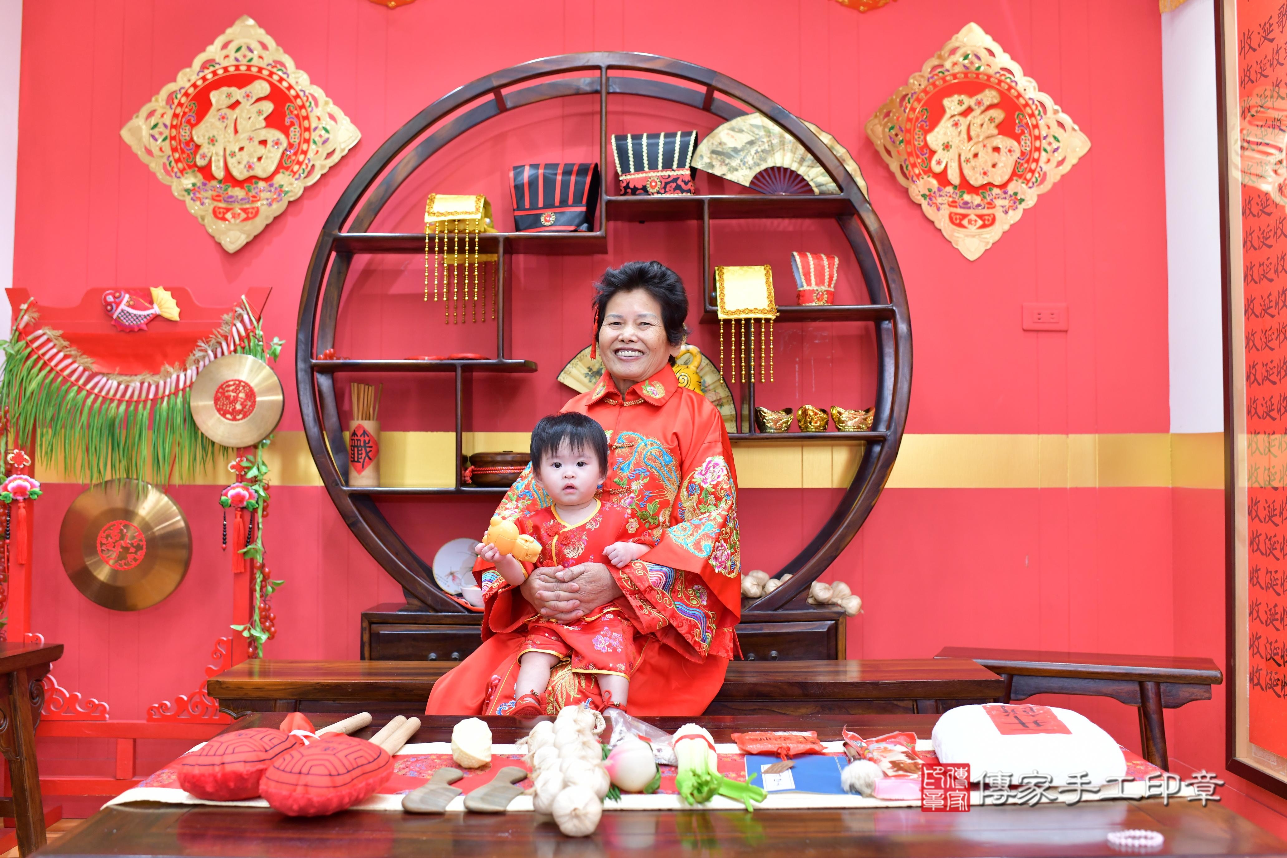 傳家手工印章桃園店、抓周、度脺、美式風會場、傳家嬰兒古禮、吉祥話、抓周道具物品24種、拍照。抓周證書。寶寶抓周、滿周歲、生日快樂、祝福 傳家手工印章桃園店、抓周、度脺、美式風會場、傳家嬰兒古禮、吉祥話、抓周道具物品24種、拍照。抓周證書。寶寶抓周、滿周歲、生日快樂、祝福