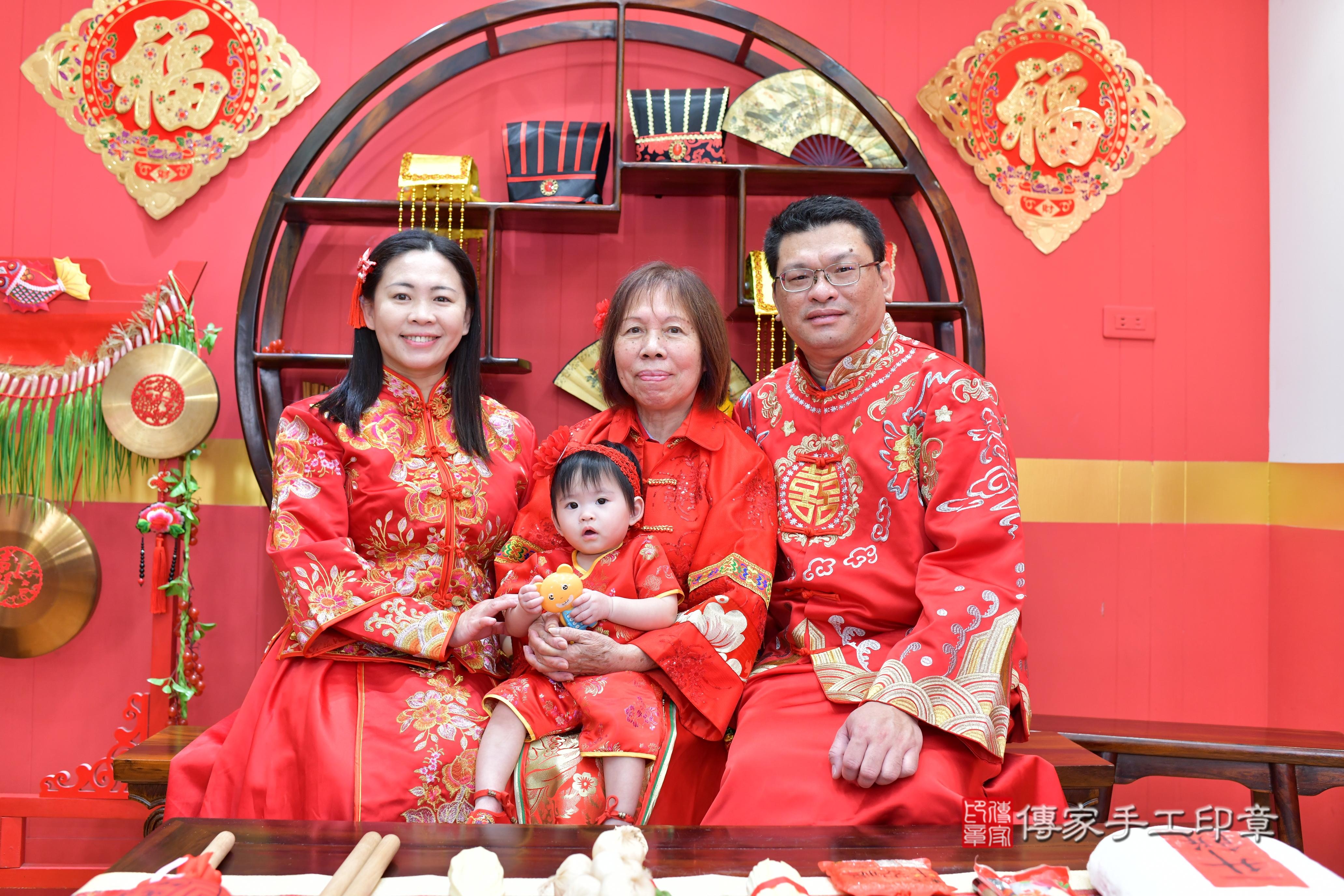 傳家手工印章桃園店、抓周、度脺、美式風會場、傳家嬰兒古禮、吉祥話、抓周道具物品24種、拍照。抓周證書。寶寶抓周、滿周歲、生日快樂、祝福 傳家手工印章桃園店、抓周、度脺、美式風會場、傳家嬰兒古禮、吉祥話、抓周道具物品24種、拍照。抓周證書。寶寶抓周、滿周歲、生日快樂、祝福