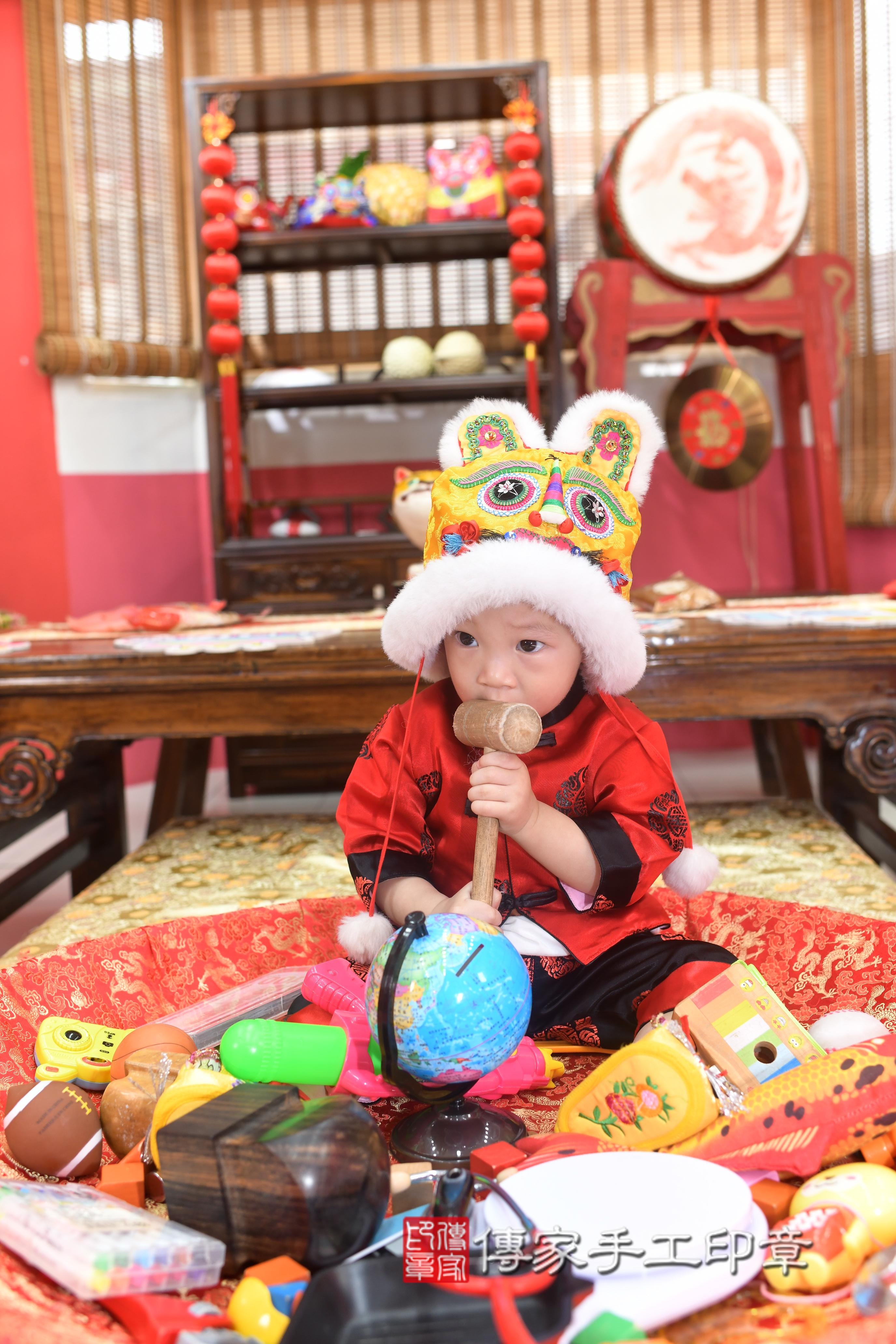 傳家手工印章高雄店、抓周、度脺、美式風會場、傳家嬰兒古禮、吉祥話、抓周道具物品24種、拍照。抓周證書。寶寶抓周、滿周歲、生日快樂、祝福 傳家手工印章高雄店、抓周、度脺、美式風會場、傳家嬰兒古禮、吉祥話、抓周道具物品24種、拍照。抓周證書。寶寶抓周、滿周歲、生日快樂、祝福