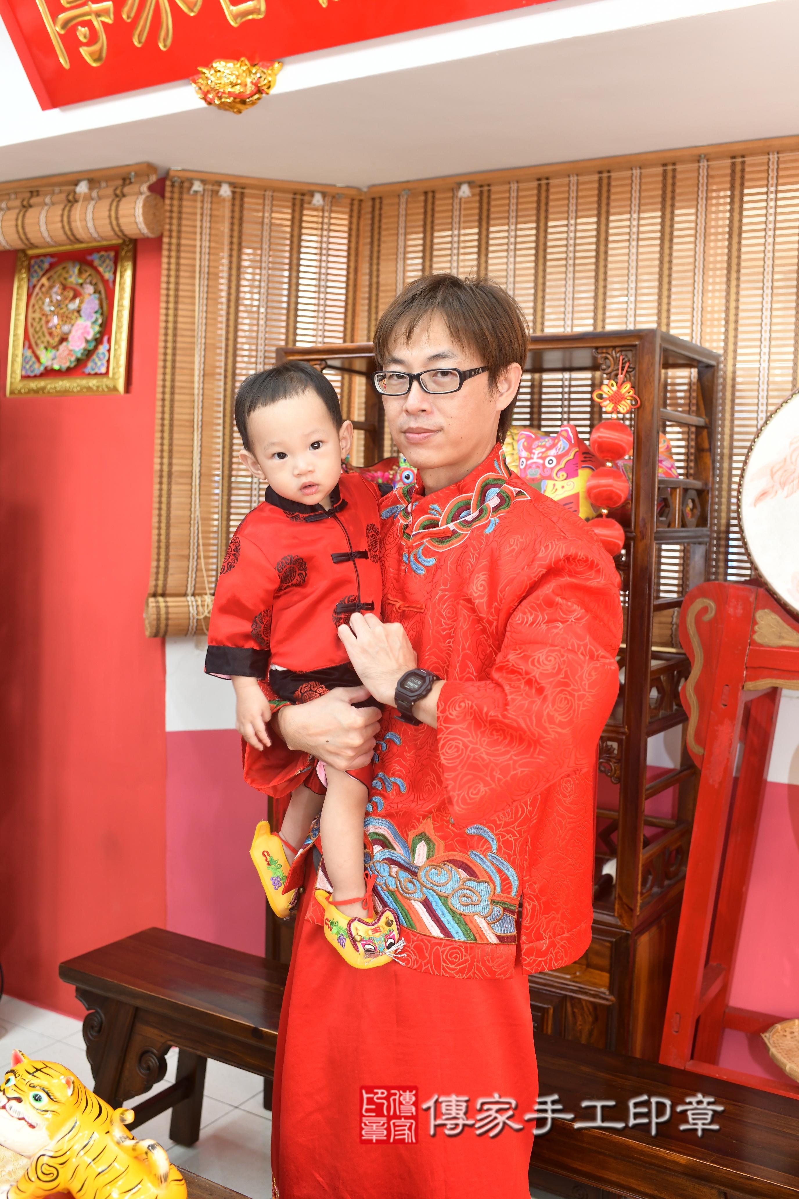 傳家手工印章高雄店、抓周、度脺、美式風會場、傳家嬰兒古禮、吉祥話、抓周道具物品24種、拍照。抓周證書。寶寶抓周、滿周歲、生日快樂、祝福 傳家手工印章高雄店、抓周、度脺、美式風會場、傳家嬰兒古禮、吉祥話、抓周道具物品24種、拍照。抓周證書。寶寶抓周、滿周歲、生日快樂、祝福