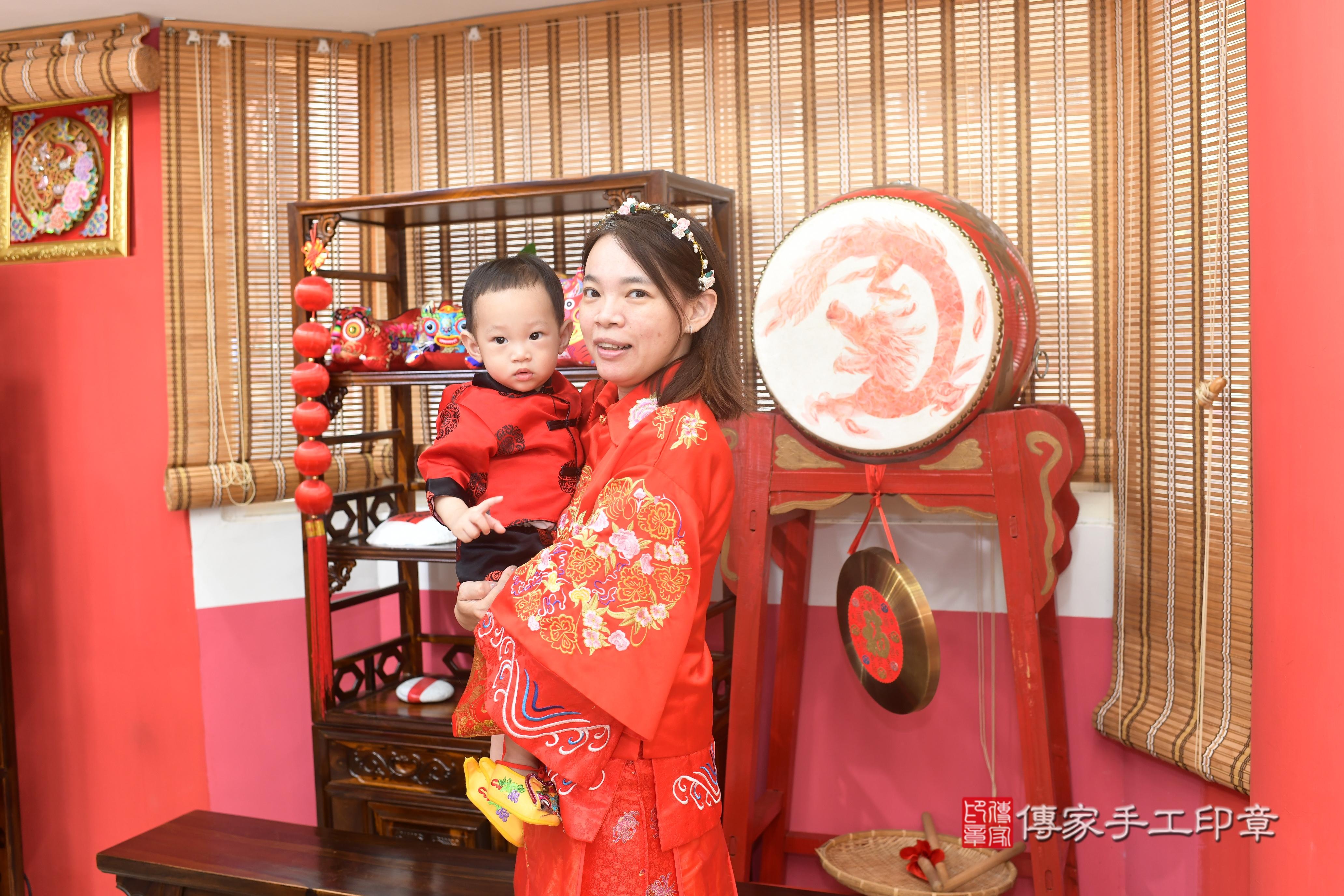 傳家手工印章高雄店、抓周、度脺、美式風會場、傳家嬰兒古禮、吉祥話、抓周道具物品24種、拍照。抓周證書。寶寶抓周、滿周歲、生日快樂、祝福 傳家手工印章高雄店、抓周、度脺、美式風會場、傳家嬰兒古禮、吉祥話、抓周道具物品24種、拍照。抓周證書。寶寶抓周、滿周歲、生日快樂、祝福