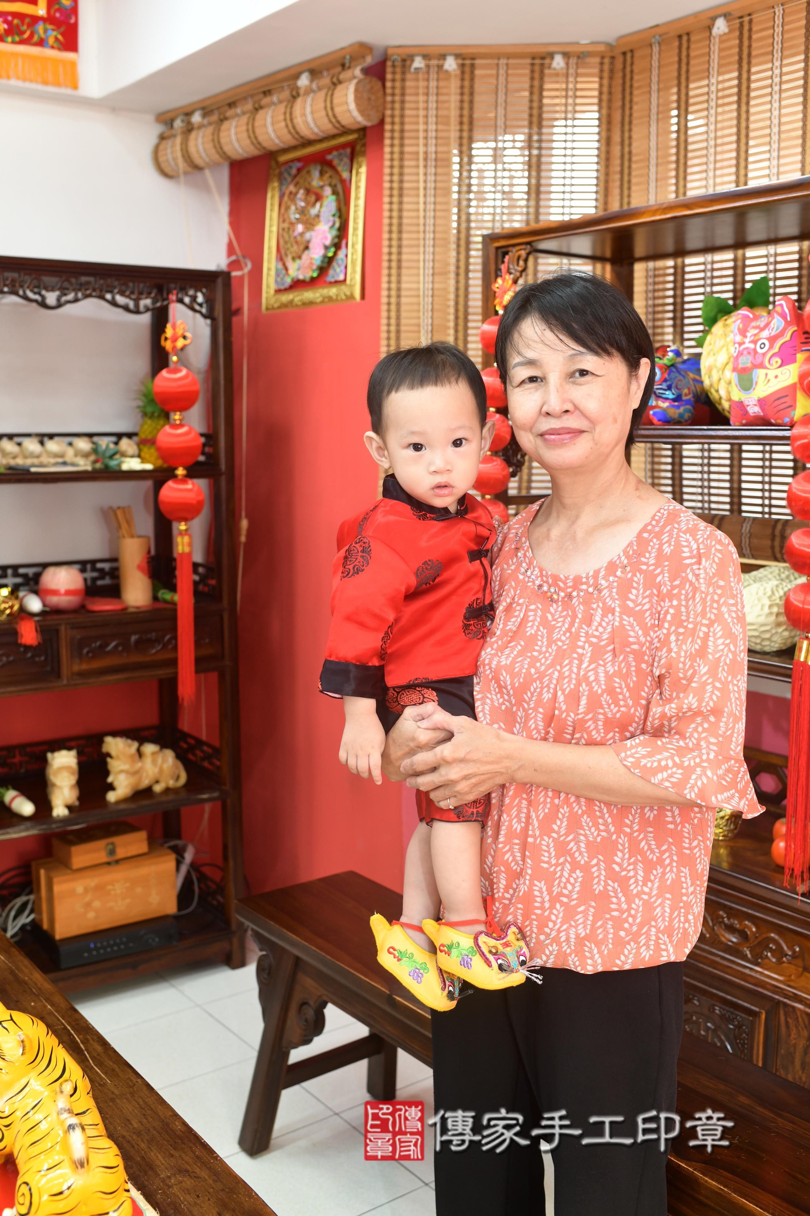 傳家手工印章高雄店、抓周、度脺、美式風會場、傳家嬰兒古禮、吉祥話、抓周道具物品24種、拍照。抓周證書。寶寶抓周、滿周歲、生日快樂、祝福 傳家手工印章高雄店、抓周、度脺、美式風會場、傳家嬰兒古禮、吉祥話、抓周道具物品24種、拍照。抓周證書。寶寶抓周、滿周歲、生日快樂、祝福