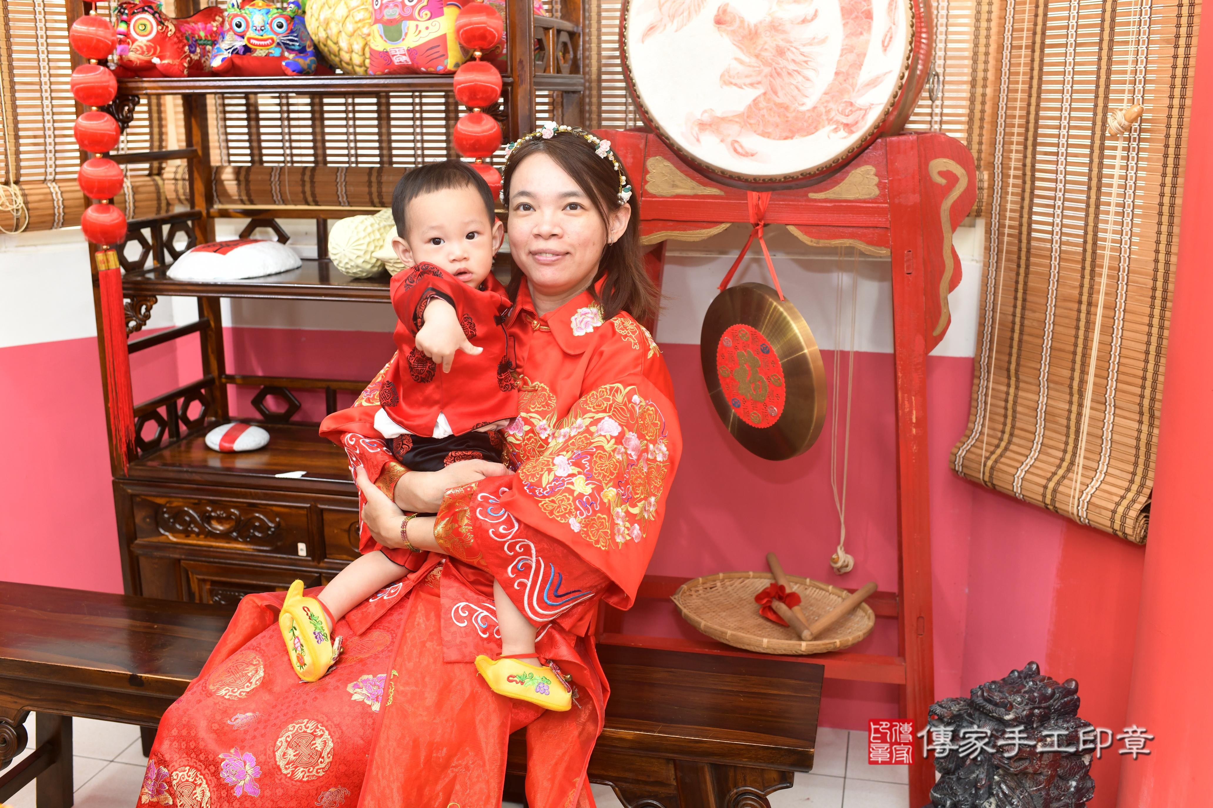 傳家手工印章高雄店、抓周、度脺、美式風會場、傳家嬰兒古禮、吉祥話、抓周道具物品24種、拍照。抓周證書。寶寶抓周、滿周歲、生日快樂、祝福 傳家手工印章高雄店、抓周、度脺、美式風會場、傳家嬰兒古禮、吉祥話、抓周道具物品24種、拍照。抓周證書。寶寶抓周、滿周歲、生日快樂、祝福