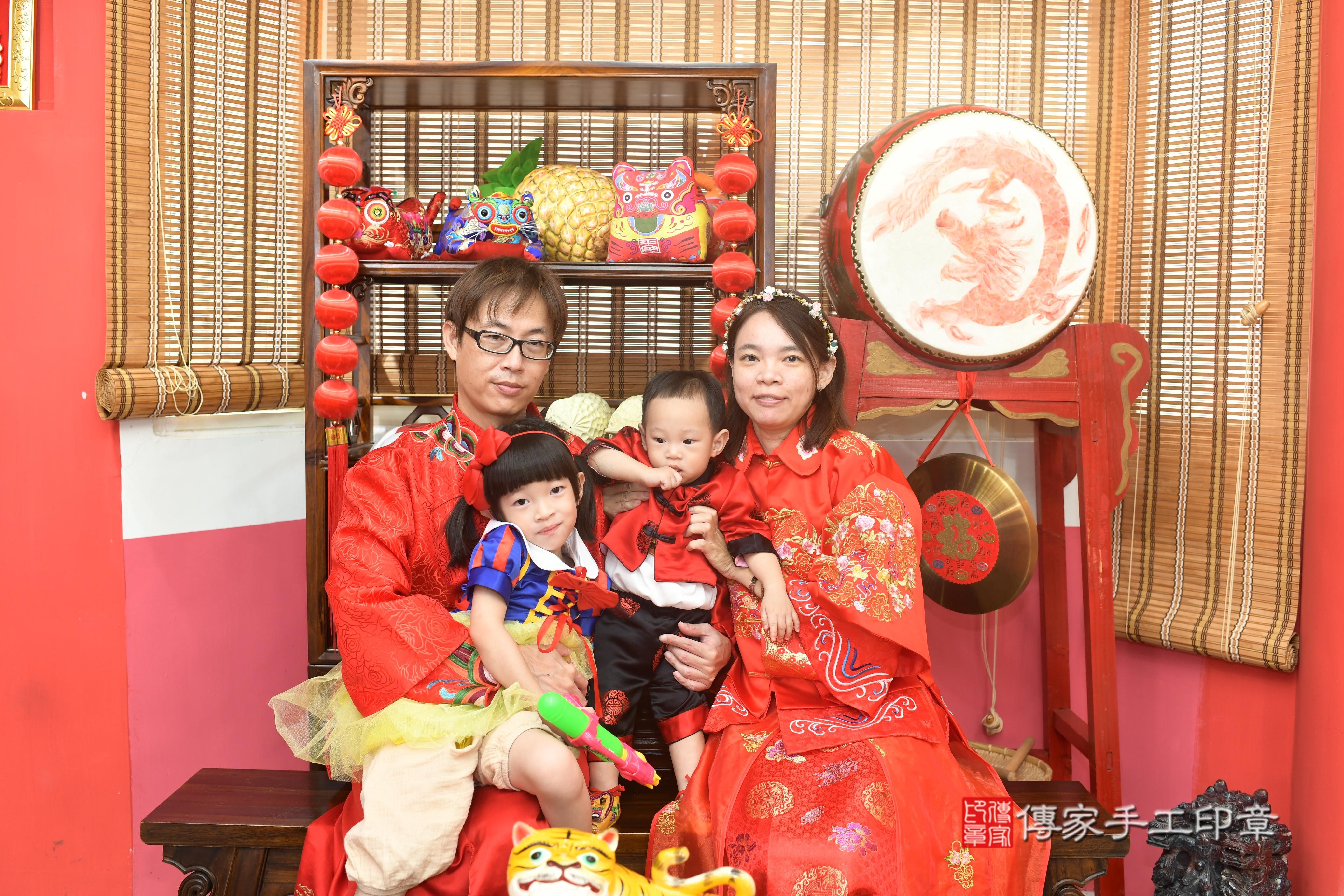 傳家手工印章高雄店、抓周、度脺、美式風會場、傳家嬰兒古禮、吉祥話、抓周道具物品24種、拍照。抓周證書。寶寶抓周、滿周歲、生日快樂、祝福