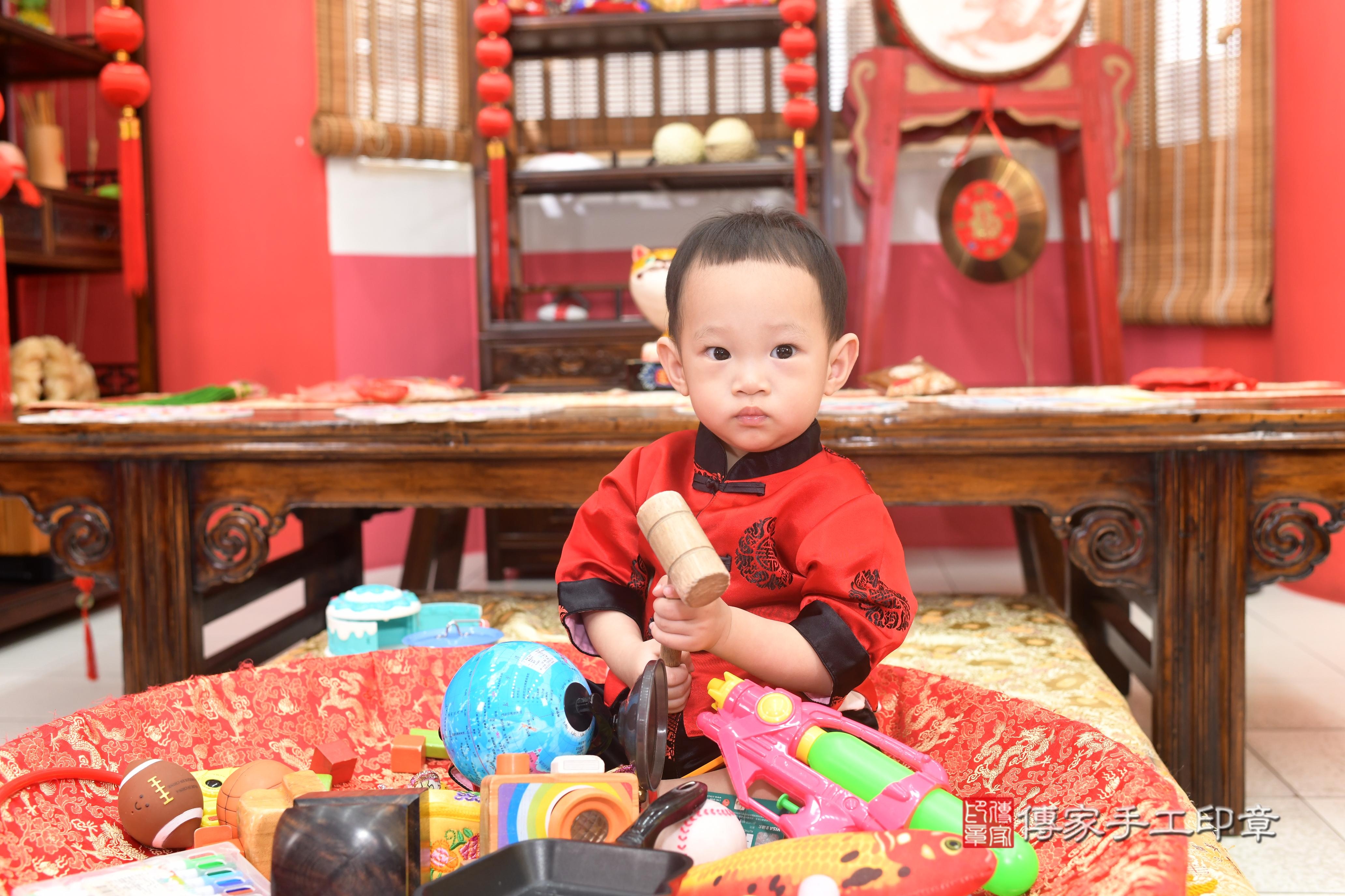 傳家手工印章高雄店、抓周、度脺、美式風會場、傳家嬰兒古禮、吉祥話、抓周道具物品24種、拍照。抓周證書。寶寶抓周、滿周歲、生日快樂、祝福 傳家手工印章高雄店、抓周、度脺、美式風會場、傳家嬰兒古禮、吉祥話、抓周道具物品24種、拍照。抓周證書。寶寶抓周、滿周歲、生日快樂、祝福