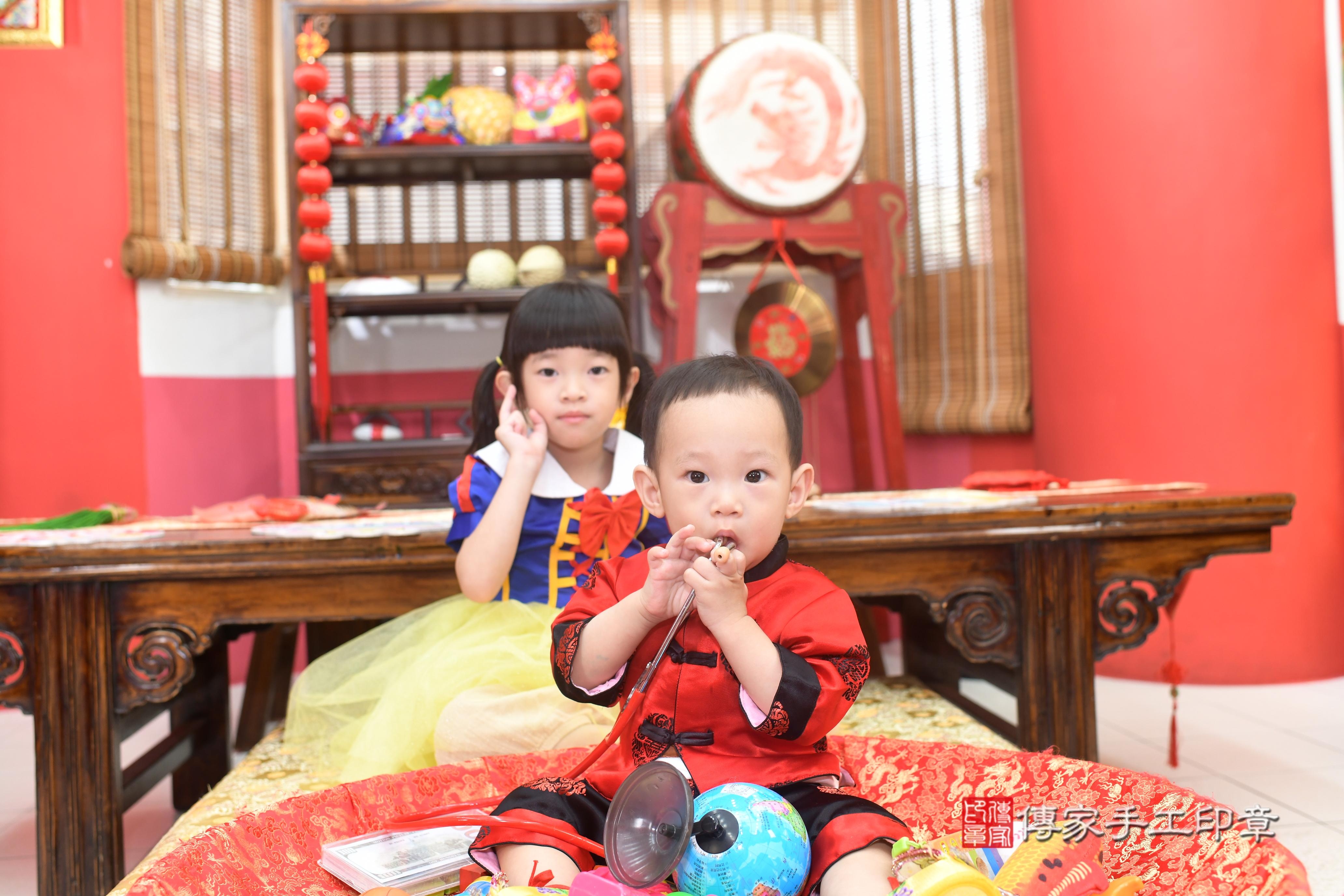 傳家手工印章高雄店、抓周、度脺、美式風會場、傳家嬰兒古禮、吉祥話、抓周道具物品24種、拍照。抓周證書。寶寶抓周、滿周歲、生日快樂、祝福 傳家手工印章高雄店、抓周、度脺、美式風會場、傳家嬰兒古禮、吉祥話、抓周道具物品24種、拍照。抓周證書。寶寶抓周、滿周歲、生日快樂、祝福