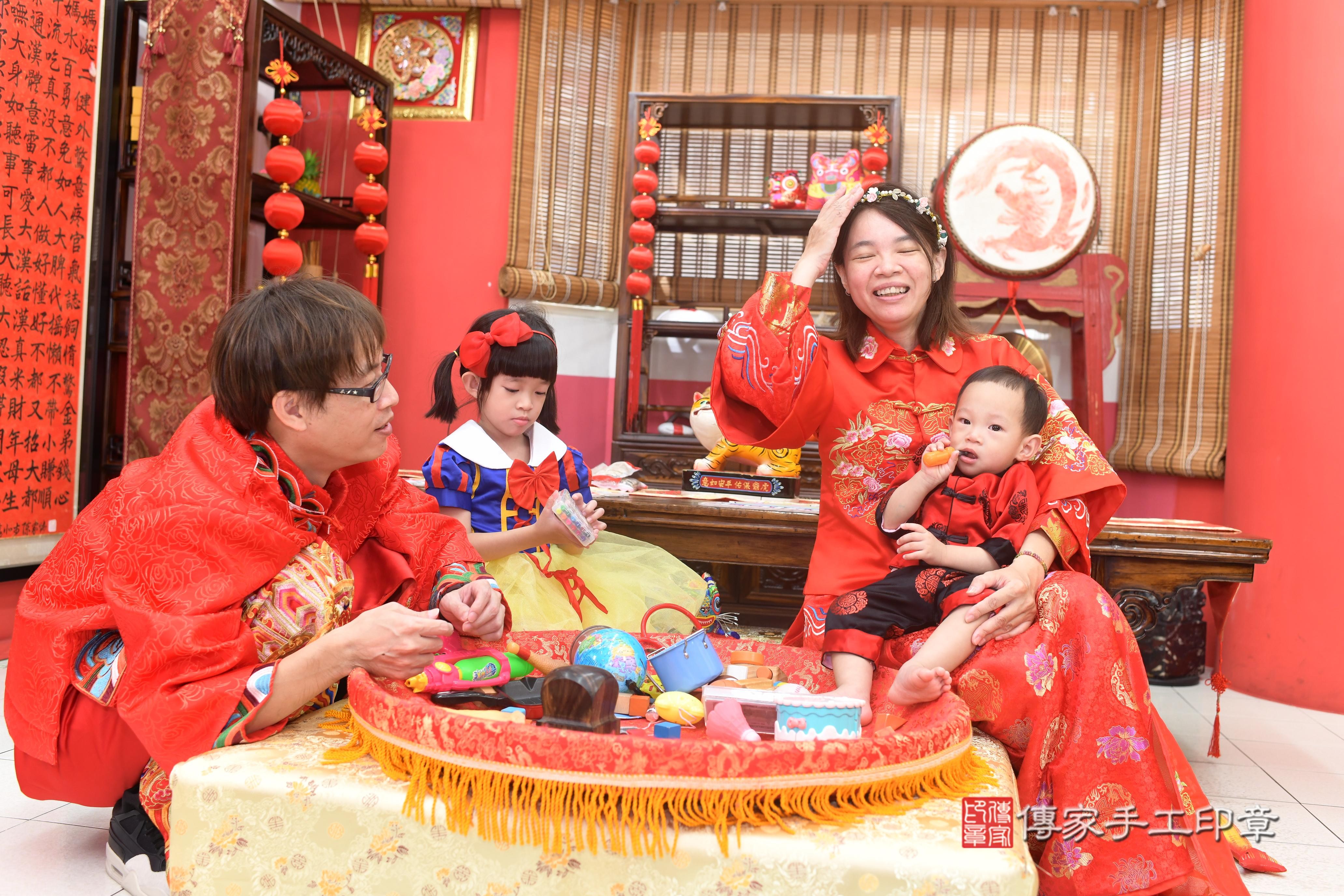 傳家手工印章高雄店、抓周、度脺、美式風會場、傳家嬰兒古禮、吉祥話、抓周道具物品24種、拍照。抓周證書。寶寶抓周、滿周歲、生日快樂、祝福 傳家手工印章高雄店、抓周、度脺、美式風會場、傳家嬰兒古禮、吉祥話、抓周道具物品24種、拍照。抓周證書。寶寶抓周、滿周歲、生日快樂、祝福